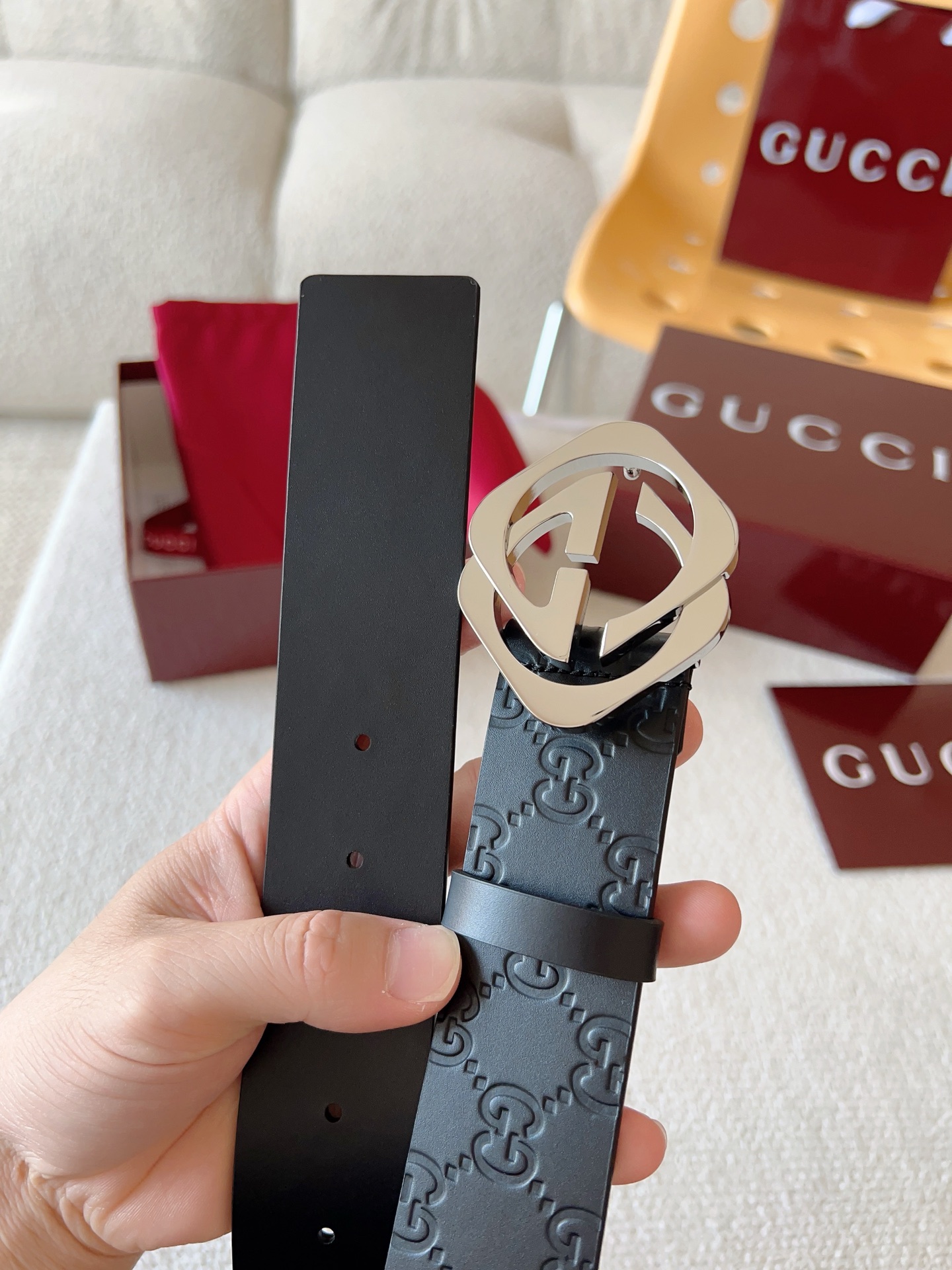  Gucci 休闲时尚腰带，换新演绎双G棱形方扣，采用双面头层牛皮制作，热压印技术的Gucci Sign