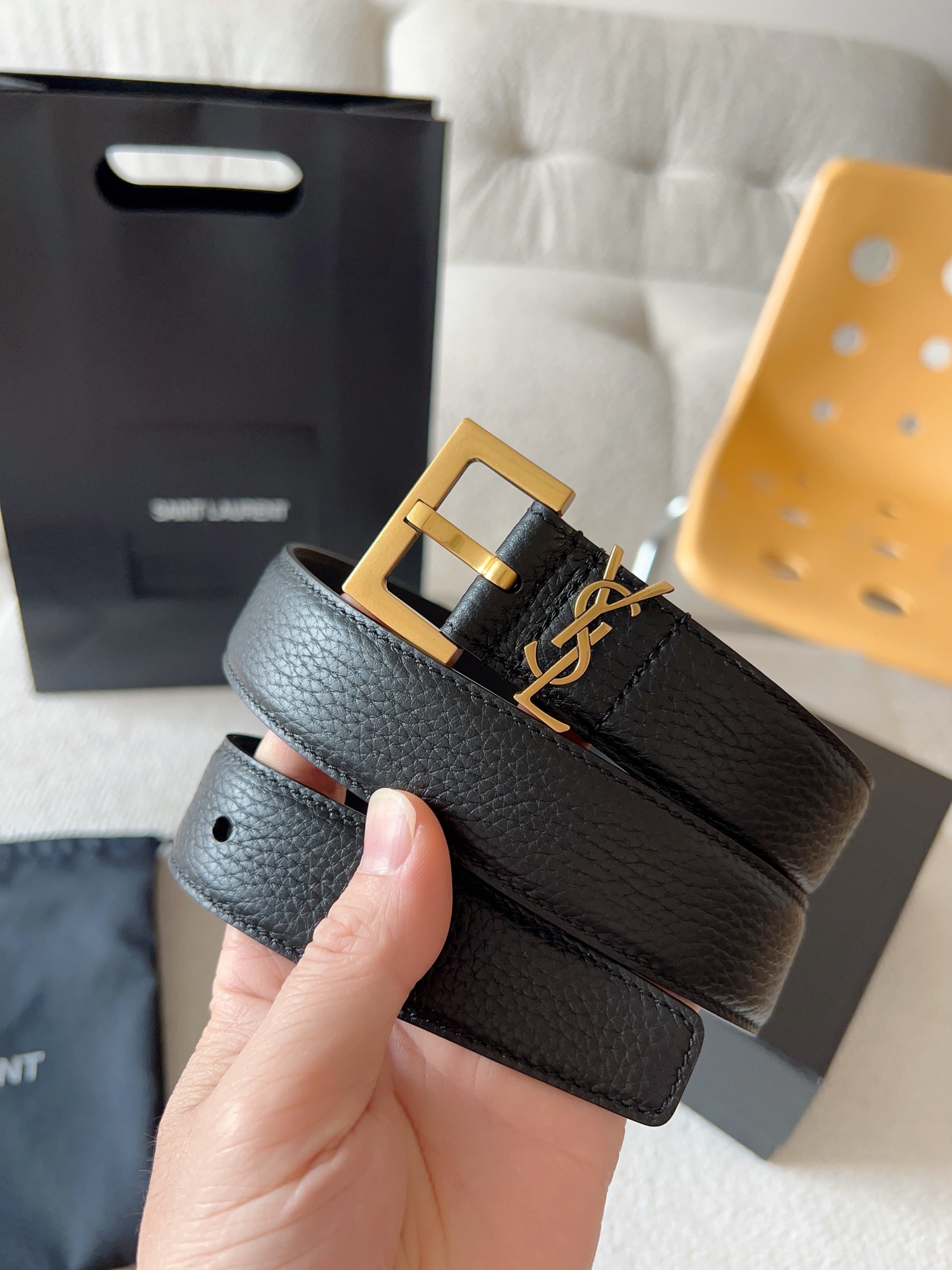 NO:336665,Saint Laurent Women's belt; (original mold opening) highlights the effect; every detail of the product is strictly required. Imported calfskin is equipped with CASSANDRE logo belt loop. Retro gold and silver hardware is optional. Exquisite and elegant design, suitable for any fashionable style. Belt width 3.0cm. Note (not ordinary version), belt, saint laurent, saint laurent, cowhide19860909Saint Laurent 圣罗兰 女士腰带；（原版开模）为此凸显效果；产品每个细节都严格要求.进口小牛皮 配以CASSANDRE 标识腰带环.复古金银五金可选.精致优雅的设计,适合任何时尚造型 腰带宽度3.0cm.注（非普通版）,皮带,saint laurent,saint laurent,cowhide,Belt