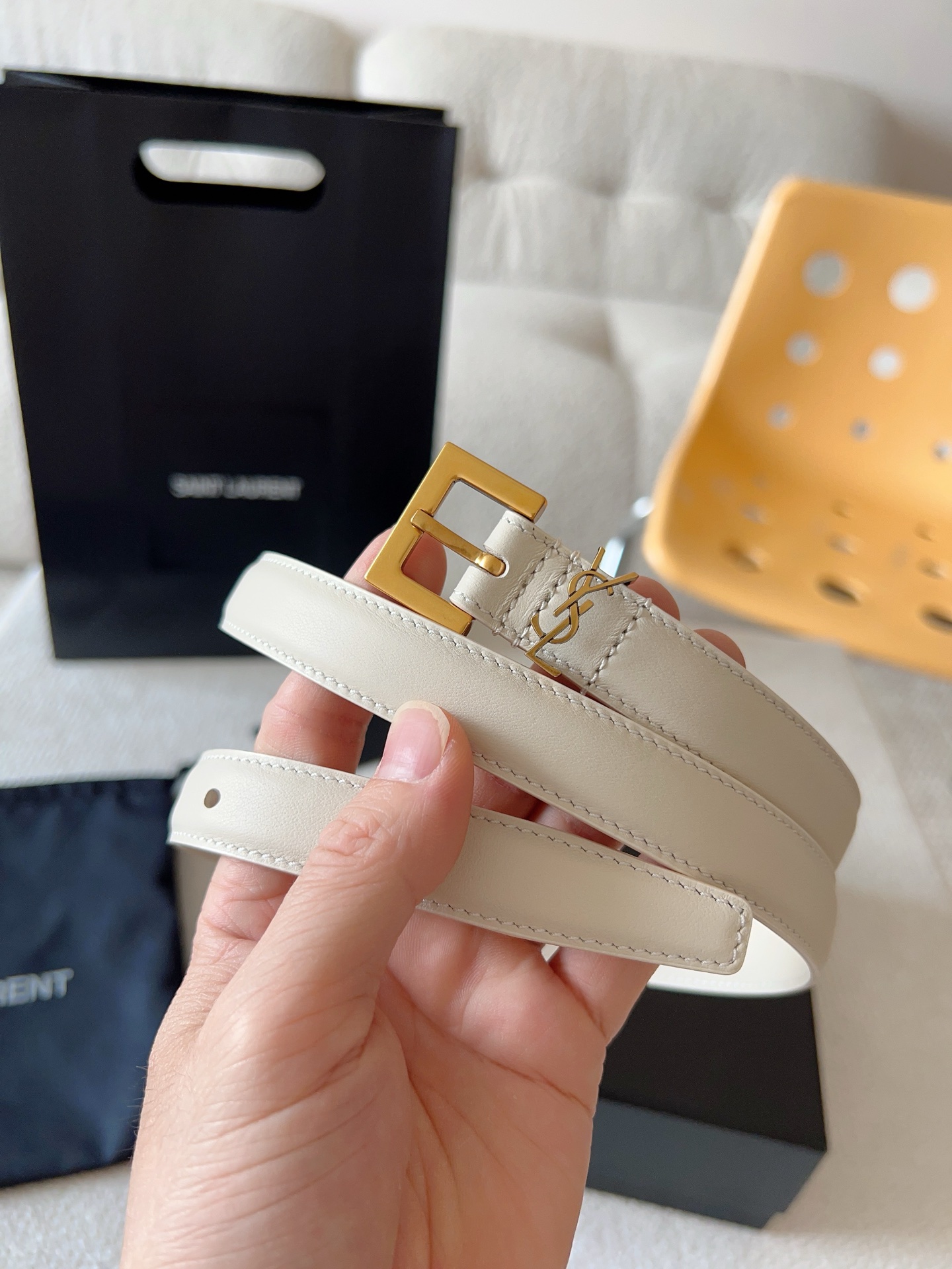 NO:336677,Saint Laurent Women's belt; (original mold opening) highlights the effect; every detail of the product is strictly required. Imported calfskin is equipped with CASSANDRE logo belt loop. Retro gold and silver hardware is optional. Exquisite and elegant design, suitable for any fashionable style. Belt width 2.0cm. Note (not ordinary version), belt, saint laurent, saint laurent, cowhide19860909Saint Laurent 圣罗兰 女士腰带；（原版开模）为此凸显效果；产品每个细节都严格要求.进口小牛皮 配以CASSANDRE 标识腰带环.复古金银五金可选.精致优雅的设计,适合任何时尚造型 腰带宽度2.0cm.注（非普通版）,皮带,saint laurent,saint laurent,cowhide,Belt