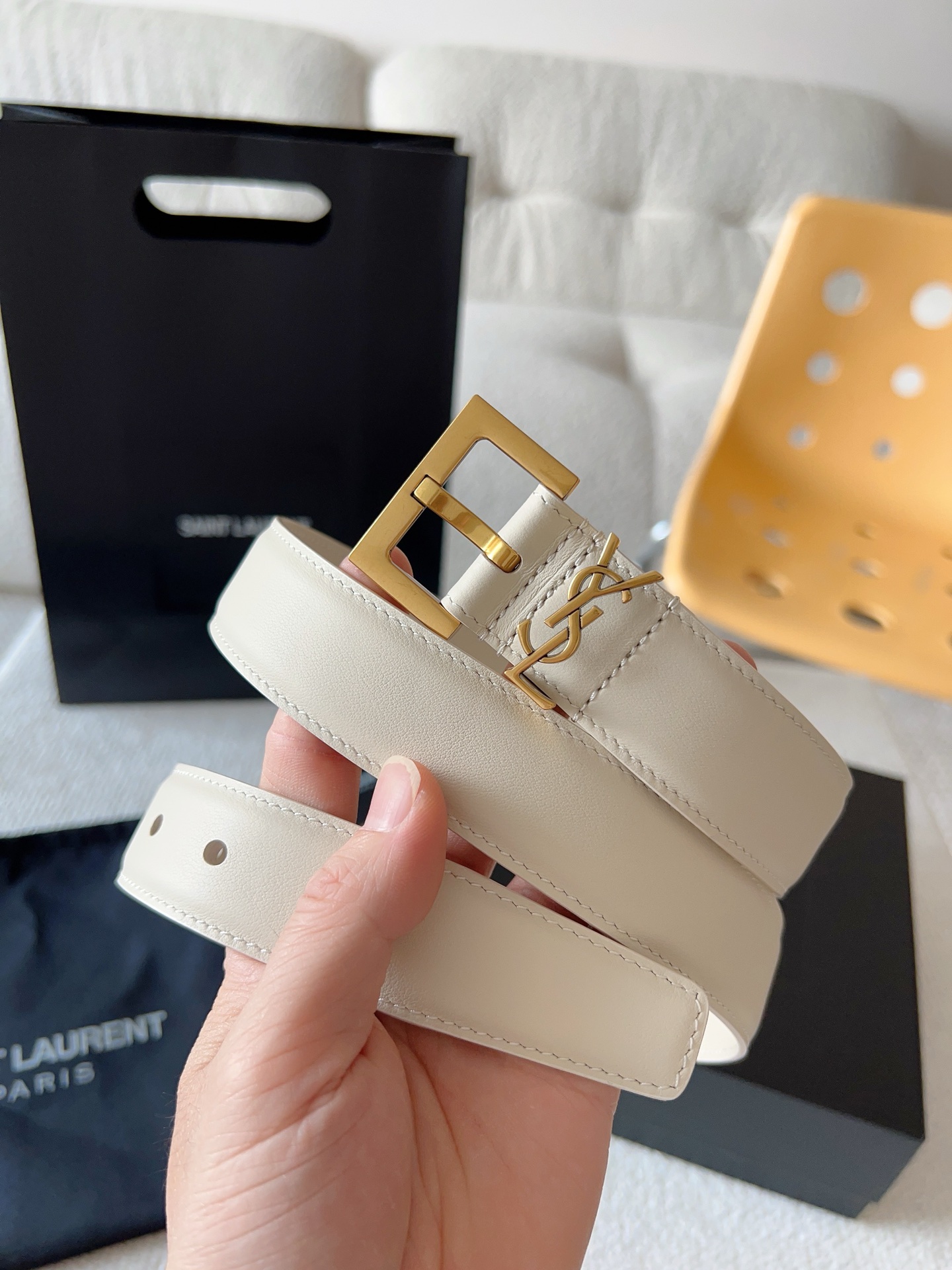 NO:336692,Saint Laurent Women's belt; (original mold opening) highlights the effect; every detail of the product is strictly required. Imported calfskin is equipped with CASSANDRE logo belt loop. Retro gold and silver hardware is optional. Exquisite and elegant design, suitable for any fashionable style. Belt width 3.0cm. Note (not ordinary version), belt, saint laurent, saint laurent, cowhide19860909Saint Laurent 圣罗兰 女士腰带；（原版开模）为此凸显效果；产品每个细节都严格要求.进口小牛皮 配以CASSANDRE 标识腰带环.复古金银五金可选.精致优雅的设计,适合任何时尚造型 腰带宽度3.0cm.注（非普通版）,皮带,saint laurent,saint laurent,cowhide,Belt