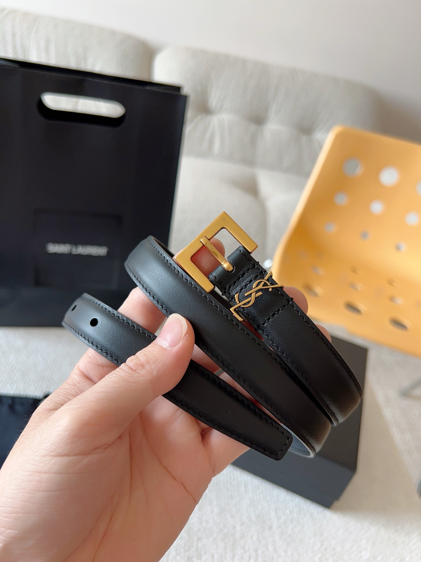 NO:336717,Saint Laurent Women's belt; (original mold opening) highlights the effect; every detail of the product is strictly required. Imported calfskin is equipped with CASSANDRE logo belt loop. Retro gold and silver hardware is optional. Exquisite and elegant design, suitable for any fashionable style. Belt width 2.0cm. Note (not ordinary version), belt, saint laurent, saint laurent, cowhide19860909Saint Laurent 圣罗兰 女士腰带；（原版开模）为此凸显效果；产品每个细节都严格要求.进口小牛皮 配以CASSANDRE 标识腰带环.复古金银五金可选.精致优雅的设计,适合任何时尚造型 腰带宽度2.0cm.注（非普通版）,皮带,saint laurent,saint laurent,cowhide,Belt