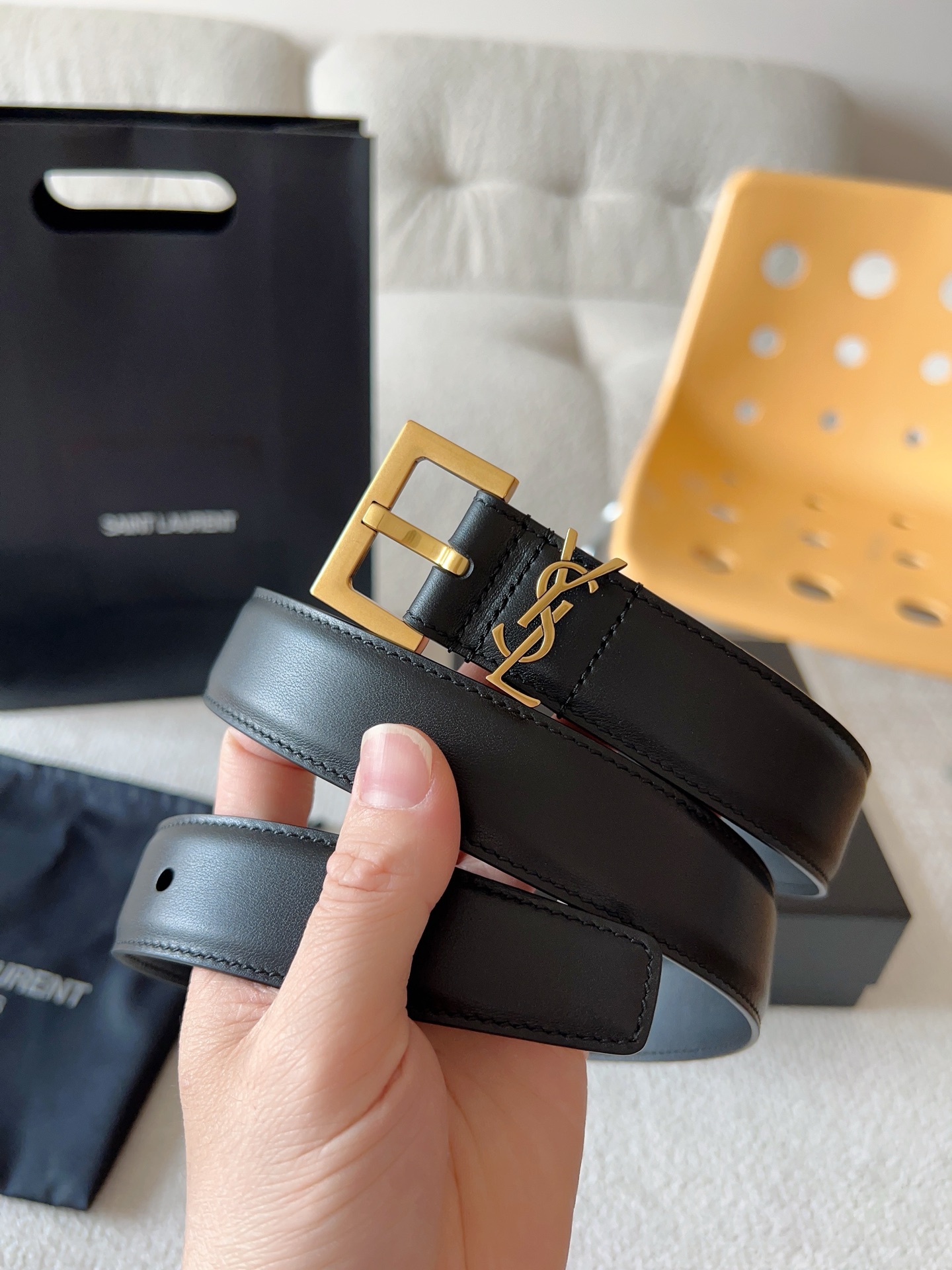 NO:336726,Saint Laurent Women's belt; (original mold opening) highlights the effect; every detail of the product is strictly required. Imported calfskin is equipped with CASSANDRE logo belt loop. Retro gold and silver hardware is optional. Exquisite and elegant design, suitable for any fashionable style. Belt width 3.0cm. Note (not ordinary version), belt, saint laurent, saint laurent, cowhide19860909Saint Laurent 圣罗兰 女士腰带；（原版开模）为此凸显效果；产品每个细节都严格要求.进口小牛皮 配以CASSANDRE 标识腰带环.复古金银五金可选.精致优雅的设计,适合任何时尚造型 腰带宽度3.0cm.注（非普通版）,皮带,saint laurent,saint laurent,cowhide,Belt