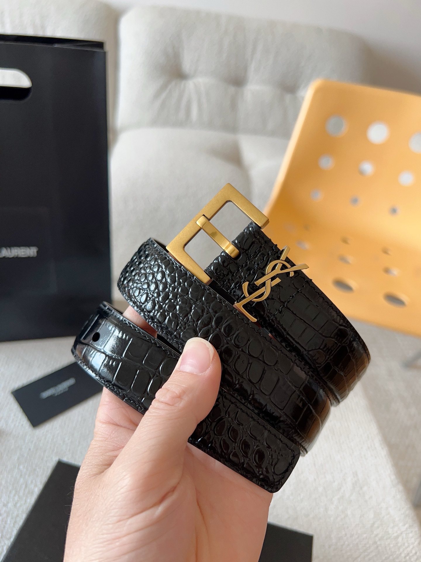 NO:336720,Saint Laurent Women's belt; (original mold opening) highlights the effect; every detail of the product is strictly required. Imported calfskin is equipped with CASSANDRE logo belt loop. Retro gold and silver hardware is optional. Exquisite and elegant design, suitable for any fashionable style. Belt width 3.0cm. Note (not ordinary version), belt, saint laurent, saint laurent, cowhide19860909Saint Laurent 圣罗兰 女士腰带；（原版开模）为此凸显效果；产品每个细节都严格要求.进口小牛皮 配以CASSANDRE 标识腰带环.复古金银五金可选.精致优雅的设计,适合任何时尚造型 腰带宽度3.0cm.注（非普通版）,皮带,saint laurent,saint laurent,cowhide,Belt