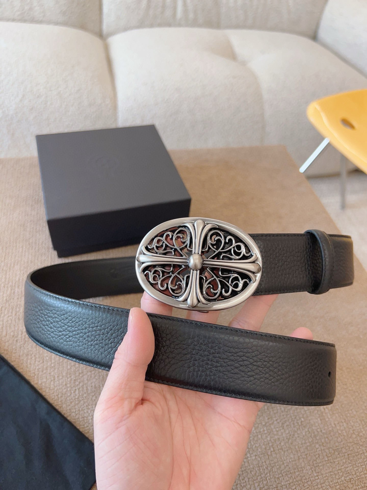 NO:755412,Chrome Heart Belt is a brand that celebrity Internet celebrities love to put down. It is made of selected double-sided first-layer cowhide, which has been carefully selected from material selection to production, and is embellished with retro hardware elements. It presents a unique, personalized, trendy and casual style; it is an irresistible fashion item. The belt width is 40mm, belt, chrome hearts, cowhide19860909克罗心腰带,是一款明星网红爱不释手品牌；采用精选双面头层牛皮制作,由选料到制作都是经过精心筛选,搭配复古五金元素点缀.呈现出独特、个性、潮流休闲风格；是一款不可抗拒的时尚穿搭品.皮带宽度40mm,皮带,chrome hearts,cowhide,Belt