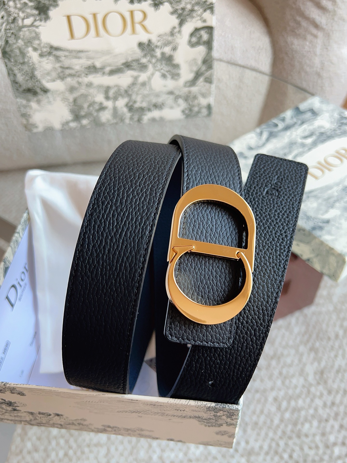 NO:725615,Dior men's casual belt series. Simple metal 'CD' logo, interpretation of fashion style; confident and energetic, easy to match with clothes. Width 35mm, belt, dior19860909迪奥 男士休闲皮带系列.简约金属“CD”标志,演绎时尚风格；自信活力,易搭配服饰.宽度35mm,皮带,dior,Belt