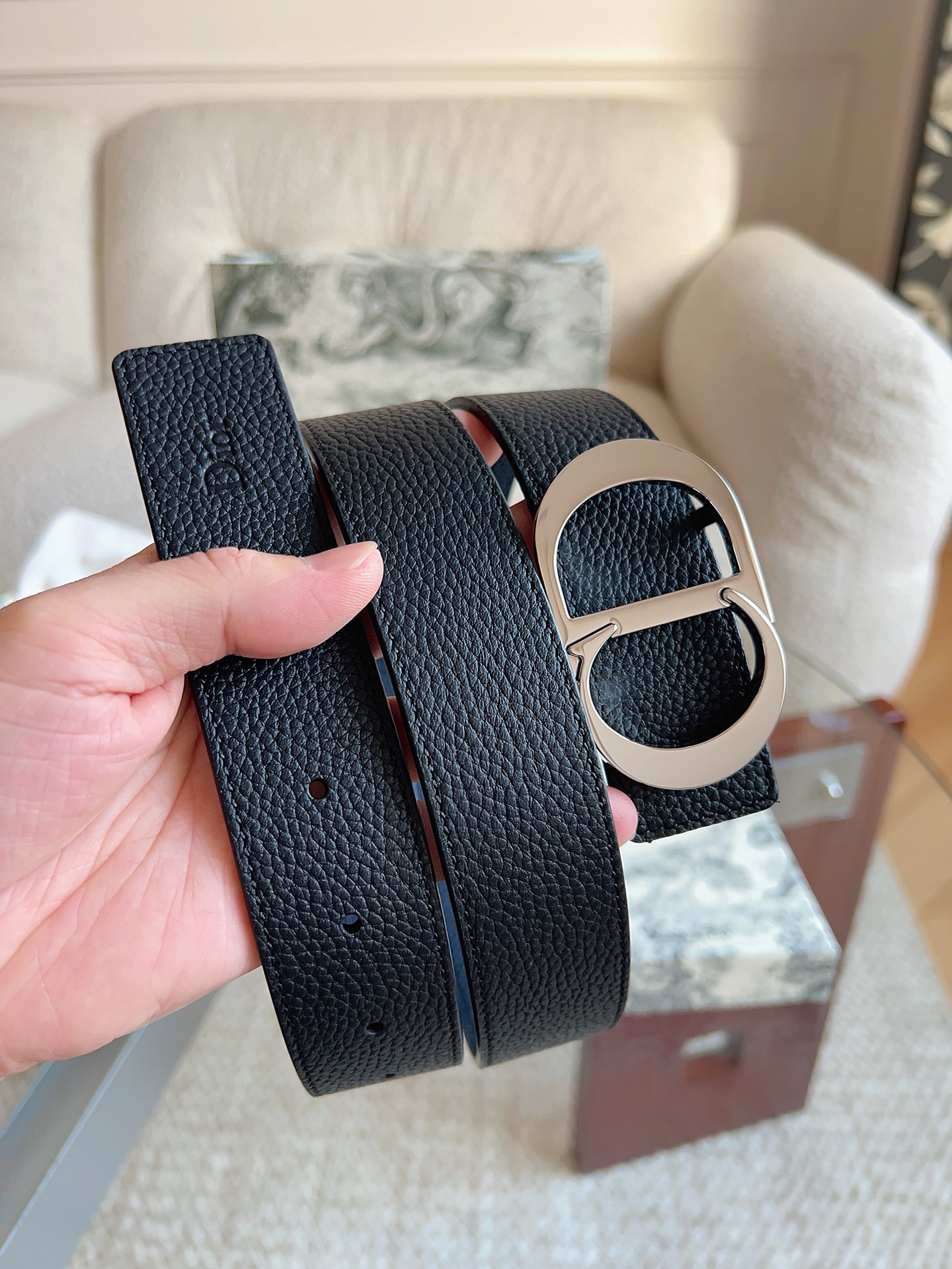 NO:586335,Dior men's casual belt series. Simple metal 'CD' logo, interpretation of fashion style; confident and energetic, easy to match with clothes. Width 35mm, belt, dior19860909迪奥 男士休闲皮带系列.简约金属“CD”标志,演绎时尚风格；自信活力,易搭配服饰.宽度35mm,皮带,dior,Belt