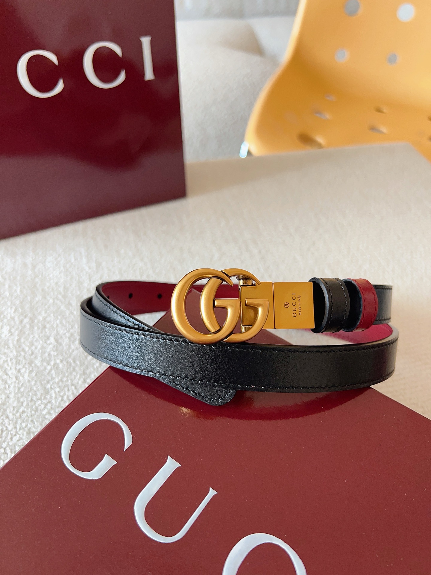 Gucci 这款双面腰带采用双面色效果，配饰继续引领Gucci全新系列的潮流，以独具匠心的丰富细节和实用