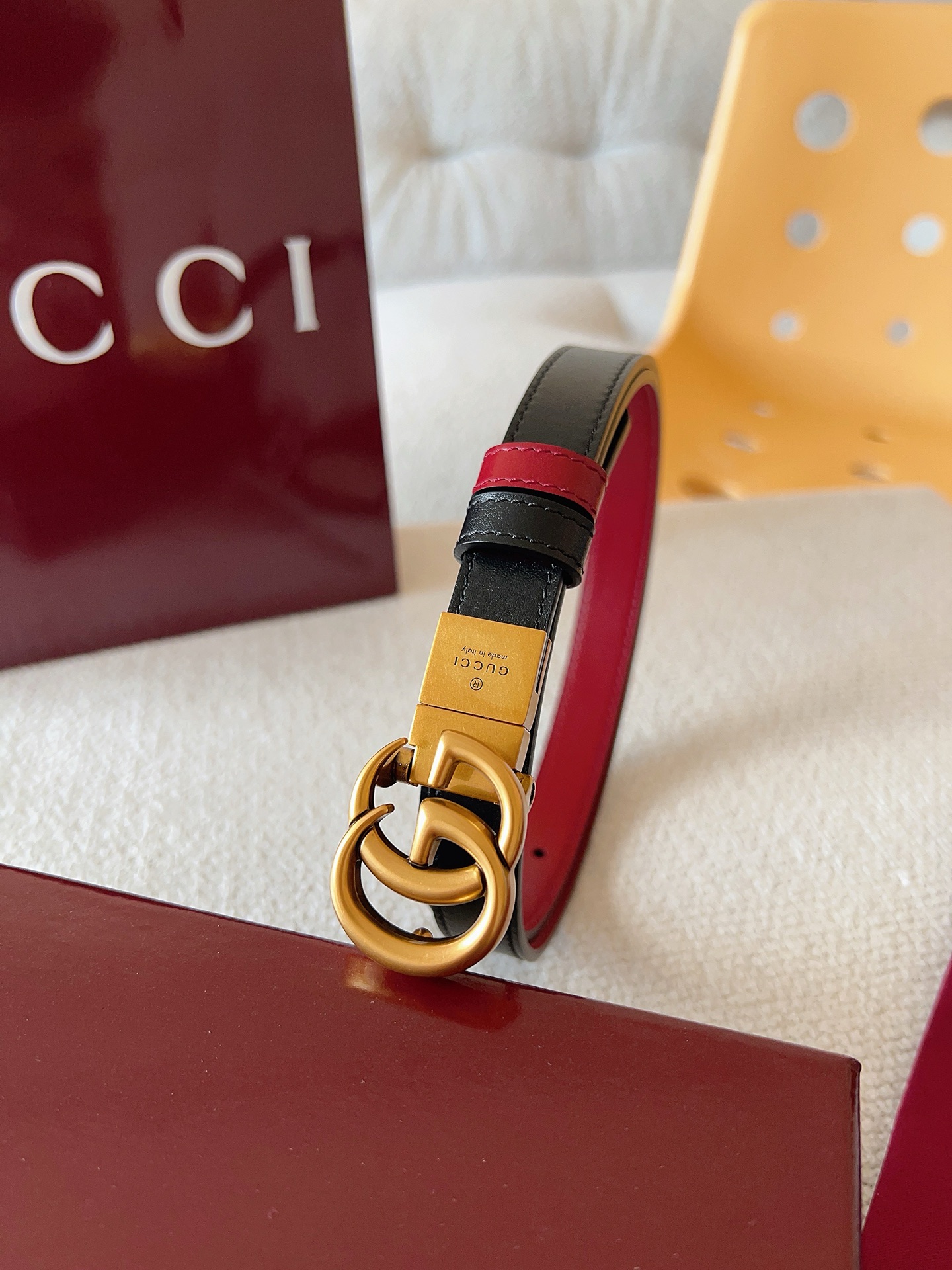 Gucci 这款双面腰带采用双面色效果，配饰继续引领Gucci全新系列的潮流，以独具匠心的丰富细节和实用