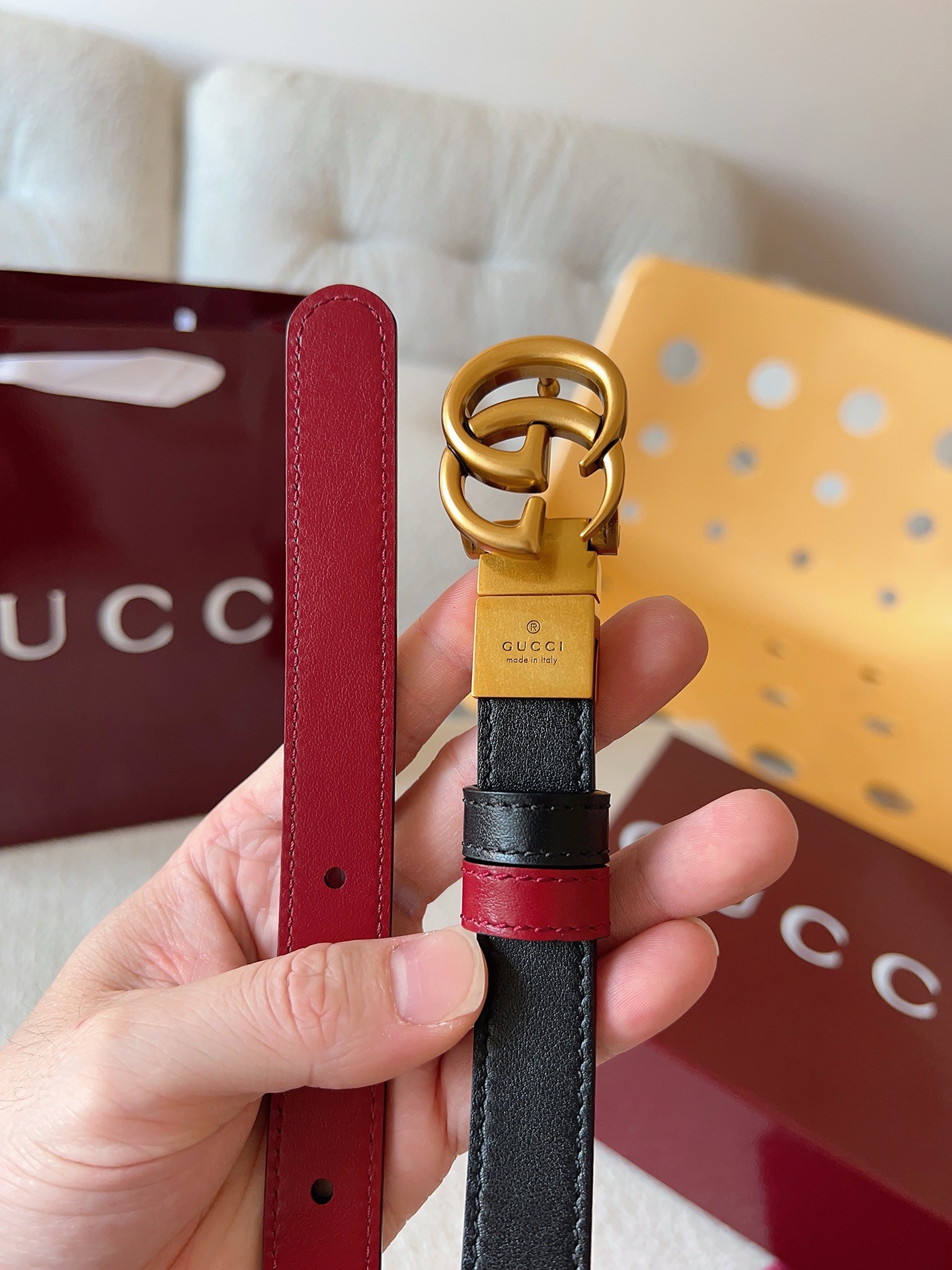 Gucci 这款双面腰带采用双面色效果，配饰继续引领Gucci全新系列的潮流，以独具匠心的丰富细节和实用