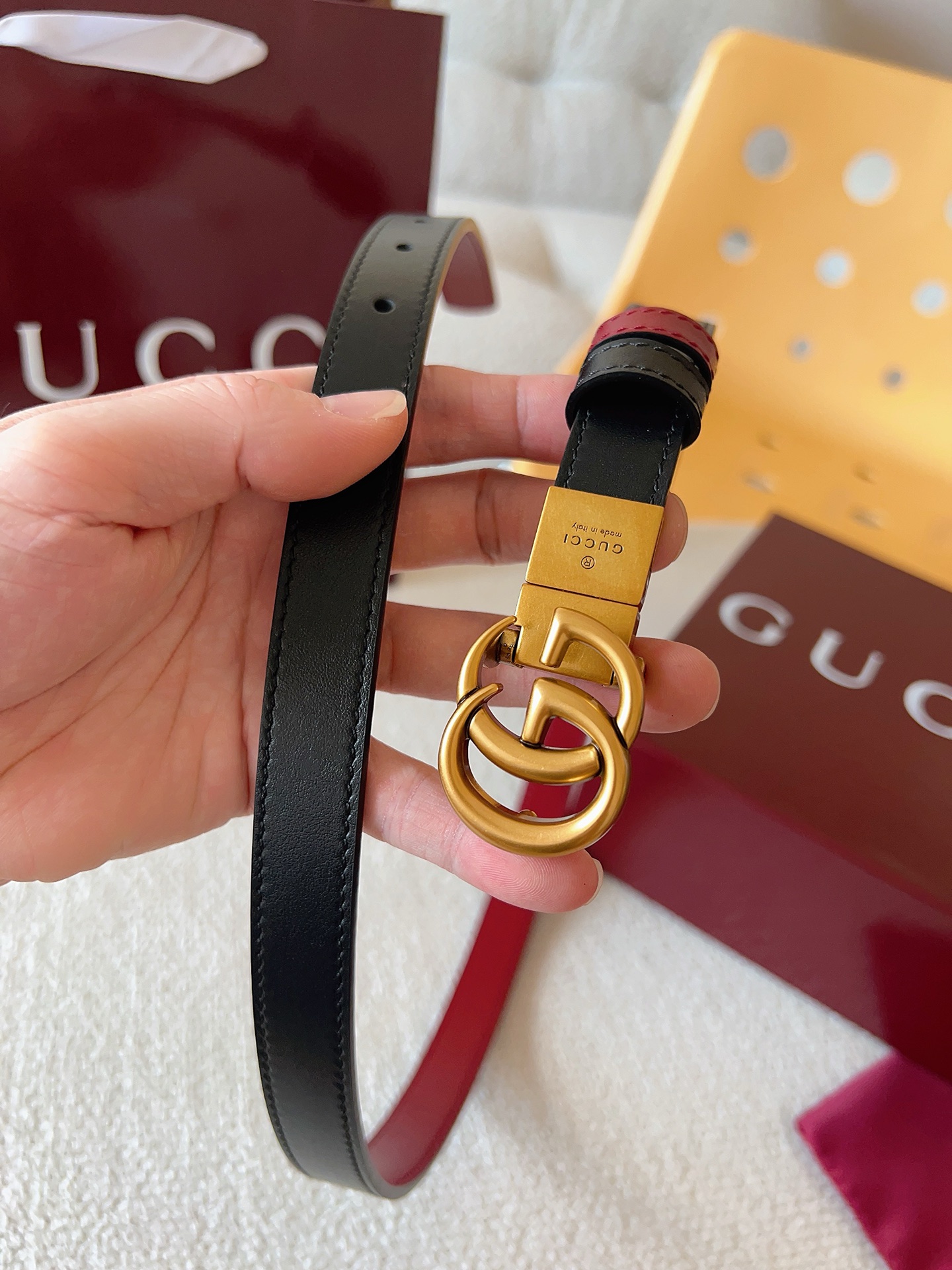 Gucci 这款双面腰带采用双面色效果，配饰继续引领Gucci全新系列的潮流，以独具匠心的丰富细节和实用