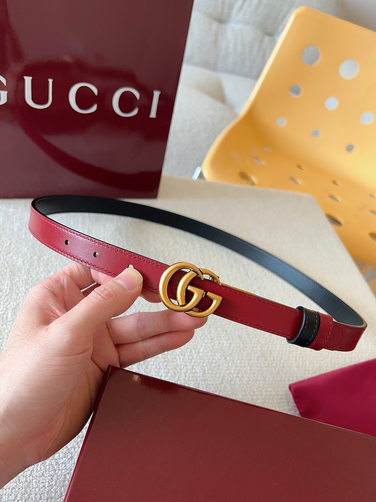 Gucci 这款双面腰带采用双面色效果，配饰继续引领Gucci全新系列的潮流，以独具匠心的丰富细节和实用