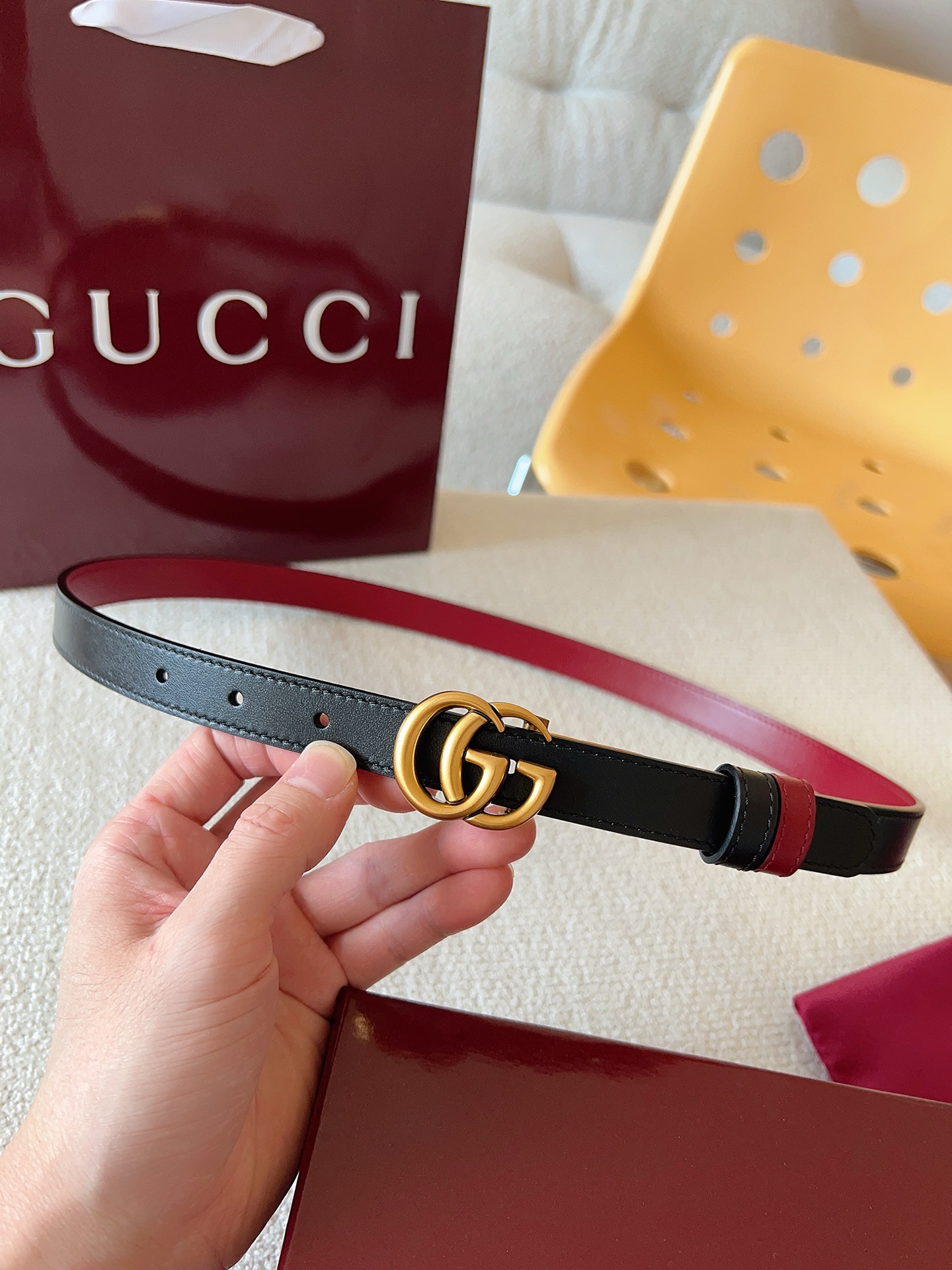 Gucci 这款双面腰带采用双面色效果，配饰继续引领Gucci全新系列的潮流，以独具匠心的丰富细节和实用