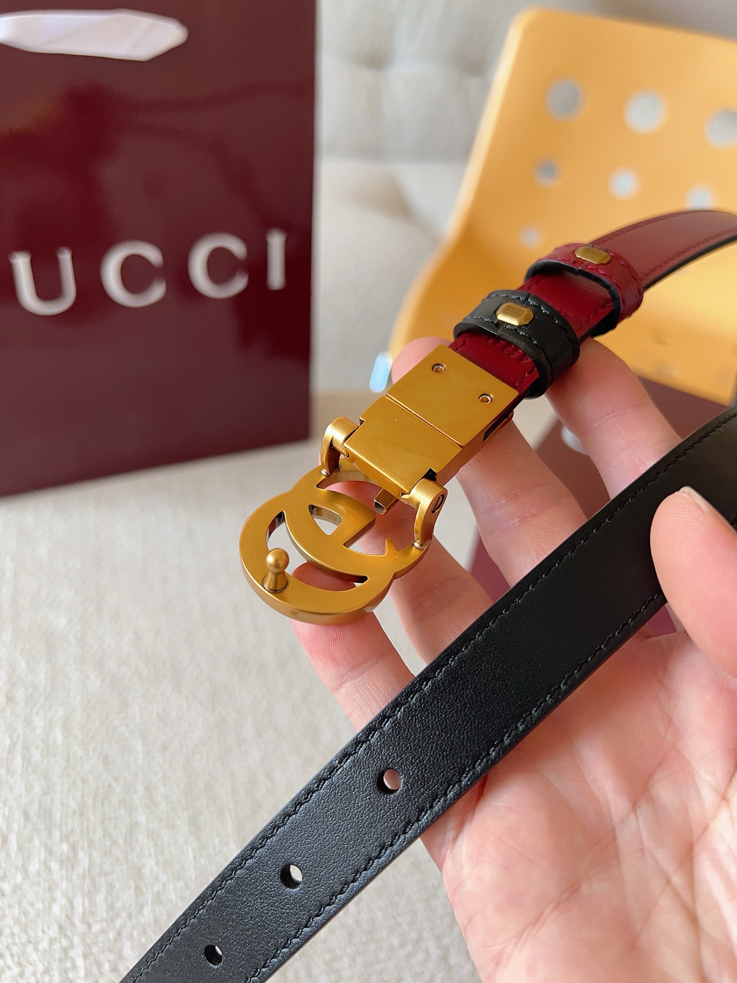 Gucci 这款双面腰带采用双面色效果，配饰继续引领Gucci全新系列的潮流，以独具匠心的丰富细节和实用