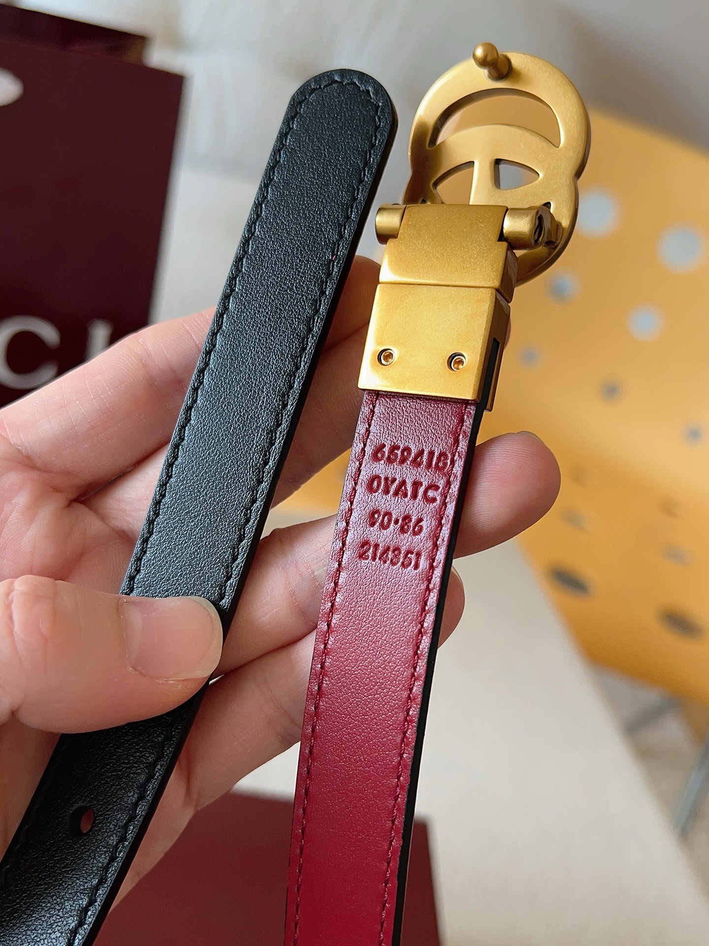 Gucci 这款双面腰带采用双面色效果，配饰继续引领Gucci全新系列的潮流，以独具匠心的丰富细节和实用