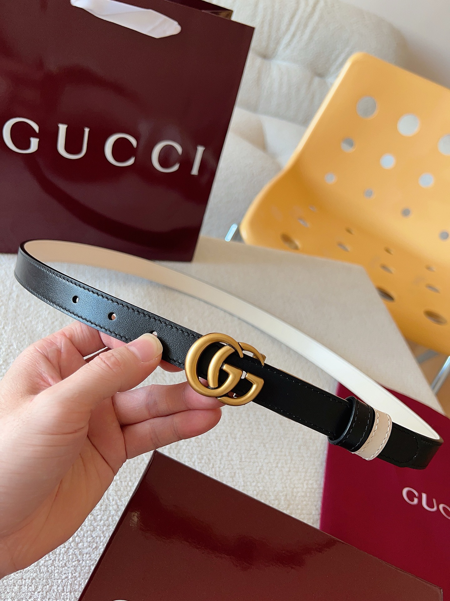 Gucci 这款双面腰带采用双面色效果，配饰继续引领Gucci全新系列的潮流，以独具匠心的丰富细节和实用