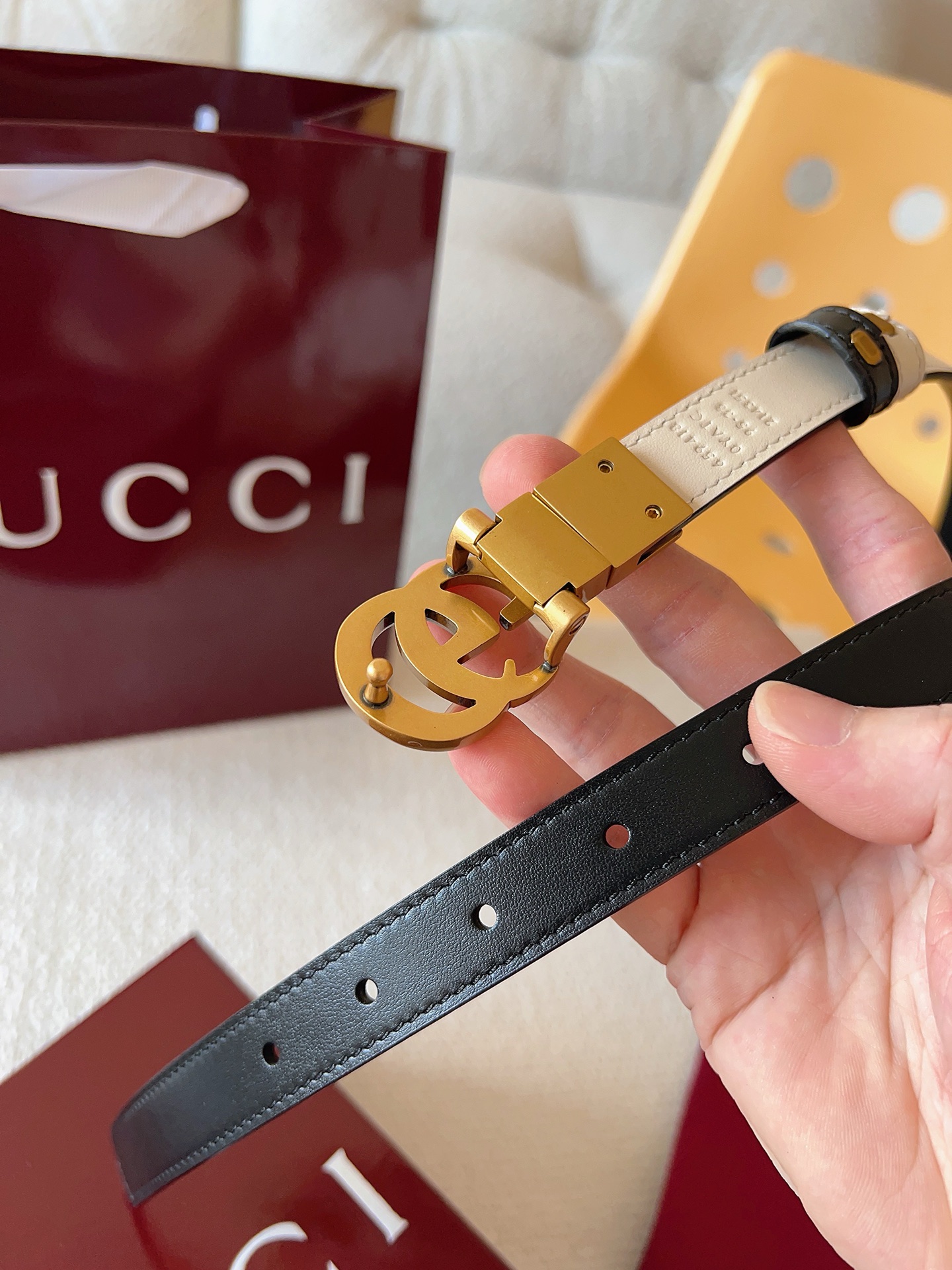 Gucci 这款双面腰带采用双面色效果，配饰继续引领Gucci全新系列的潮流，以独具匠心的丰富细节和实用