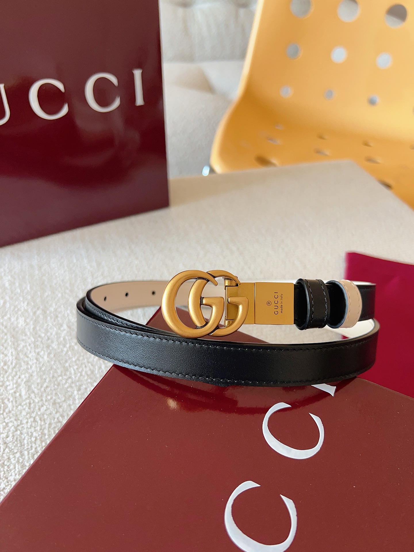 Gucci 这款双面腰带采用双面色效果，配饰继续引领Gucci全新系列的潮流，以独具匠心的丰富细节和实用