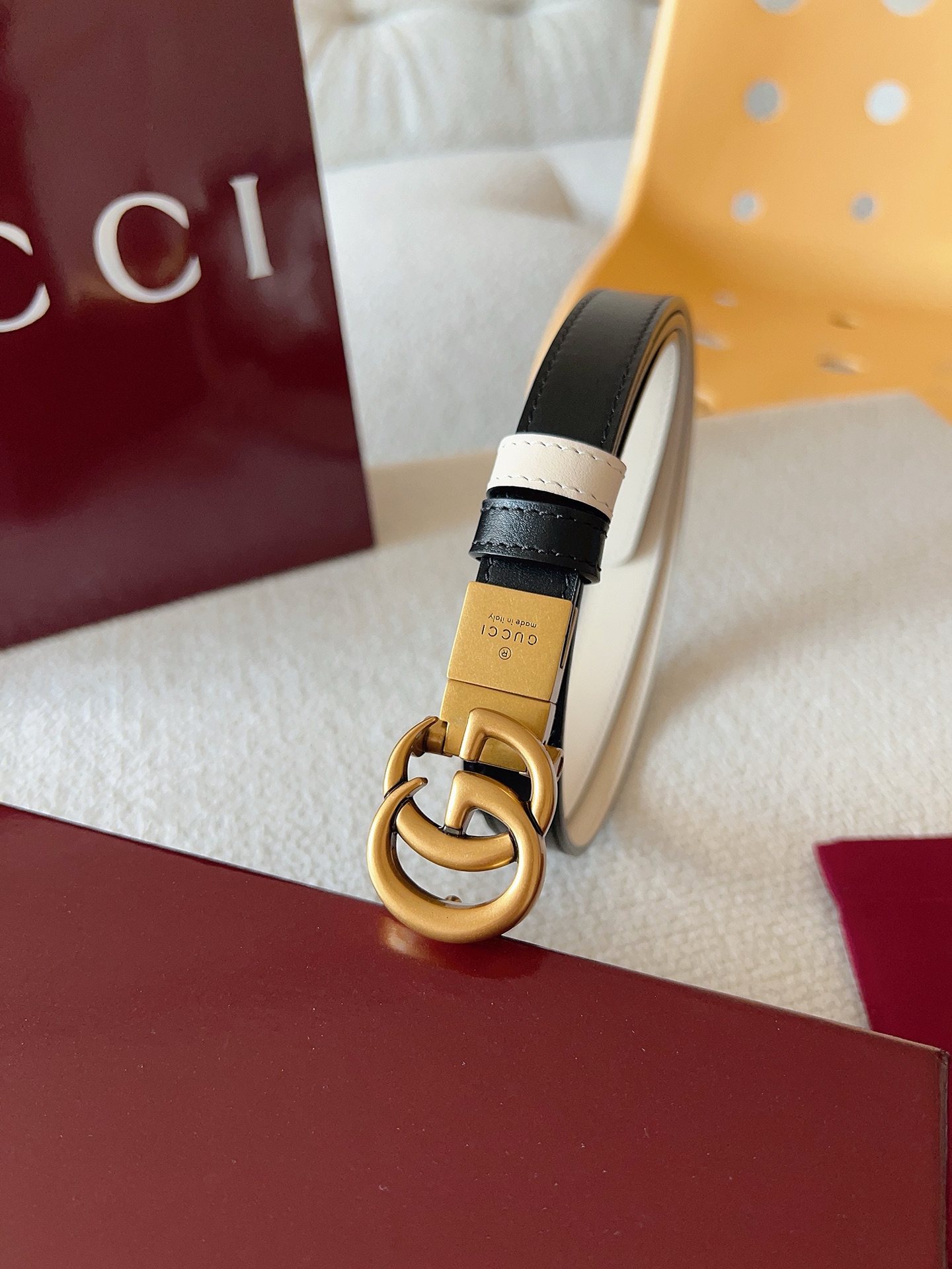 Gucci 这款双面腰带采用双面色效果，配饰继续引领Gucci全新系列的潮流，以独具匠心的丰富细节和实用