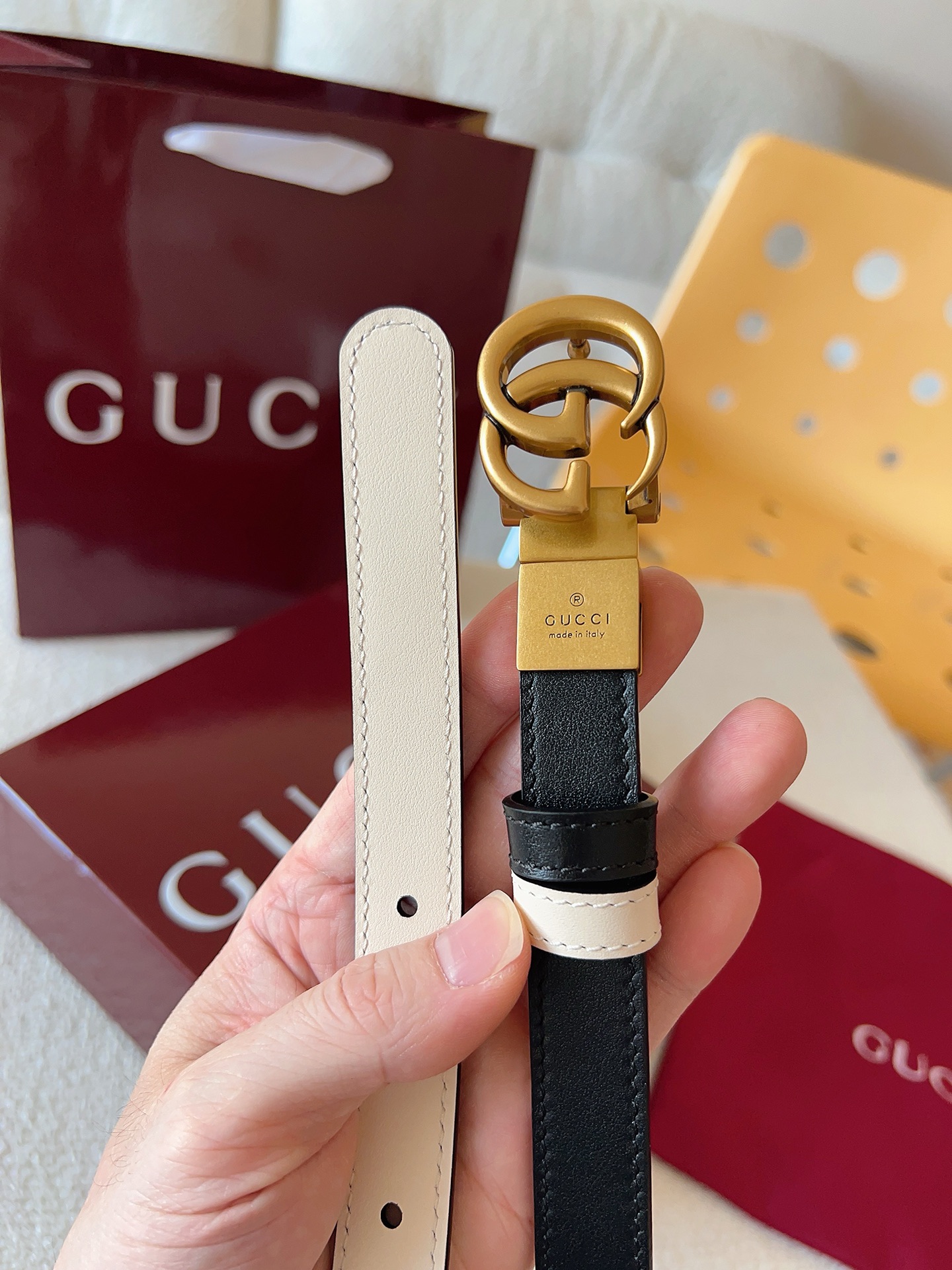 Gucci 这款双面腰带采用双面色效果，配饰继续引领Gucci全新系列的潮流，以独具匠心的丰富细节和实用
