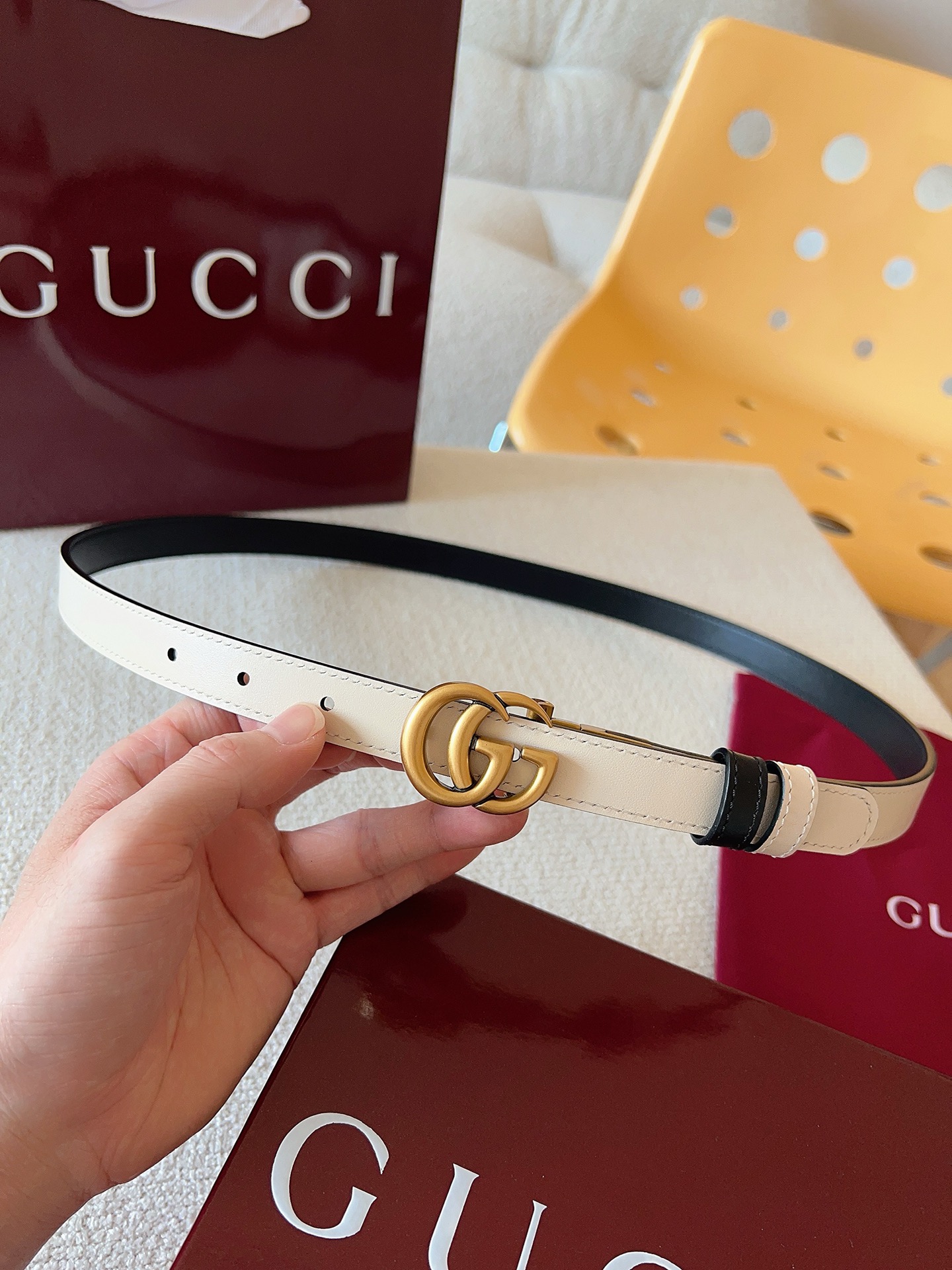 Gucci 这款双面腰带采用双面色效果，配饰继续引领Gucci全新系列的潮流，以独具匠心的丰富细节和实用