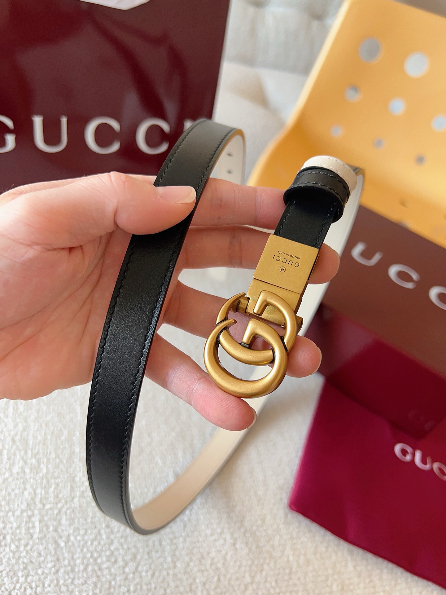 Gucci 这款双面腰带采用双面色效果，配饰继续引领Gucci全新系列的潮流，以独具匠心的丰富细节和实用