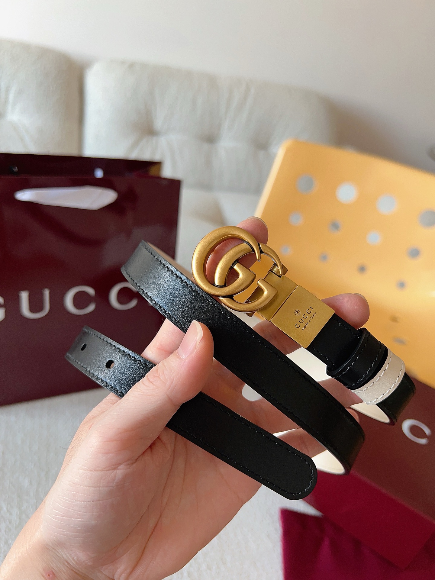 Gucci 这款双面腰带采用双面色效果，配饰继续引领Gucci全新系列的潮流，以独具匠心的丰富细节和实用