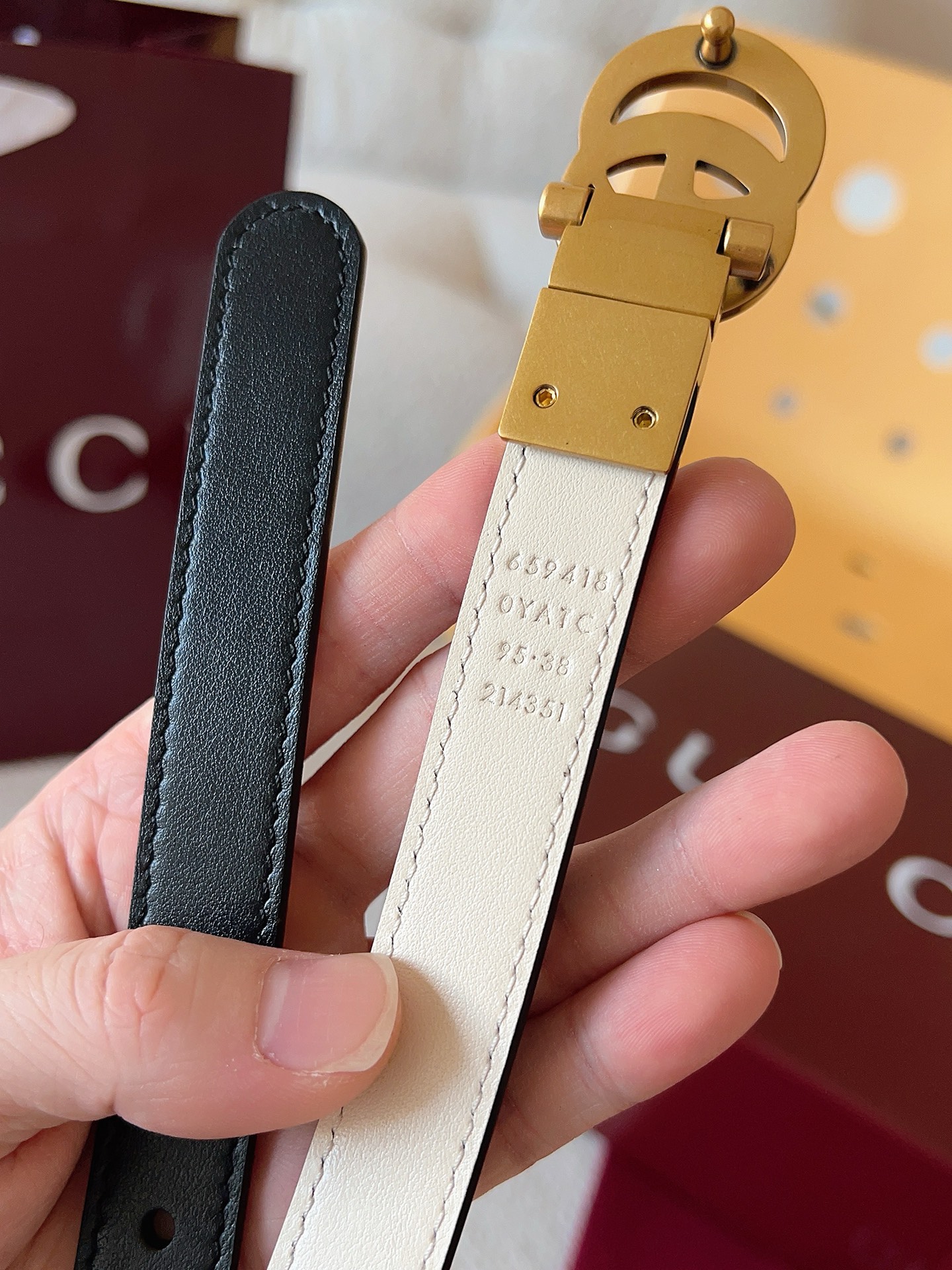 Gucci 这款双面腰带采用双面色效果，配饰继续引领Gucci全新系列的潮流，以独具匠心的丰富细节和实用