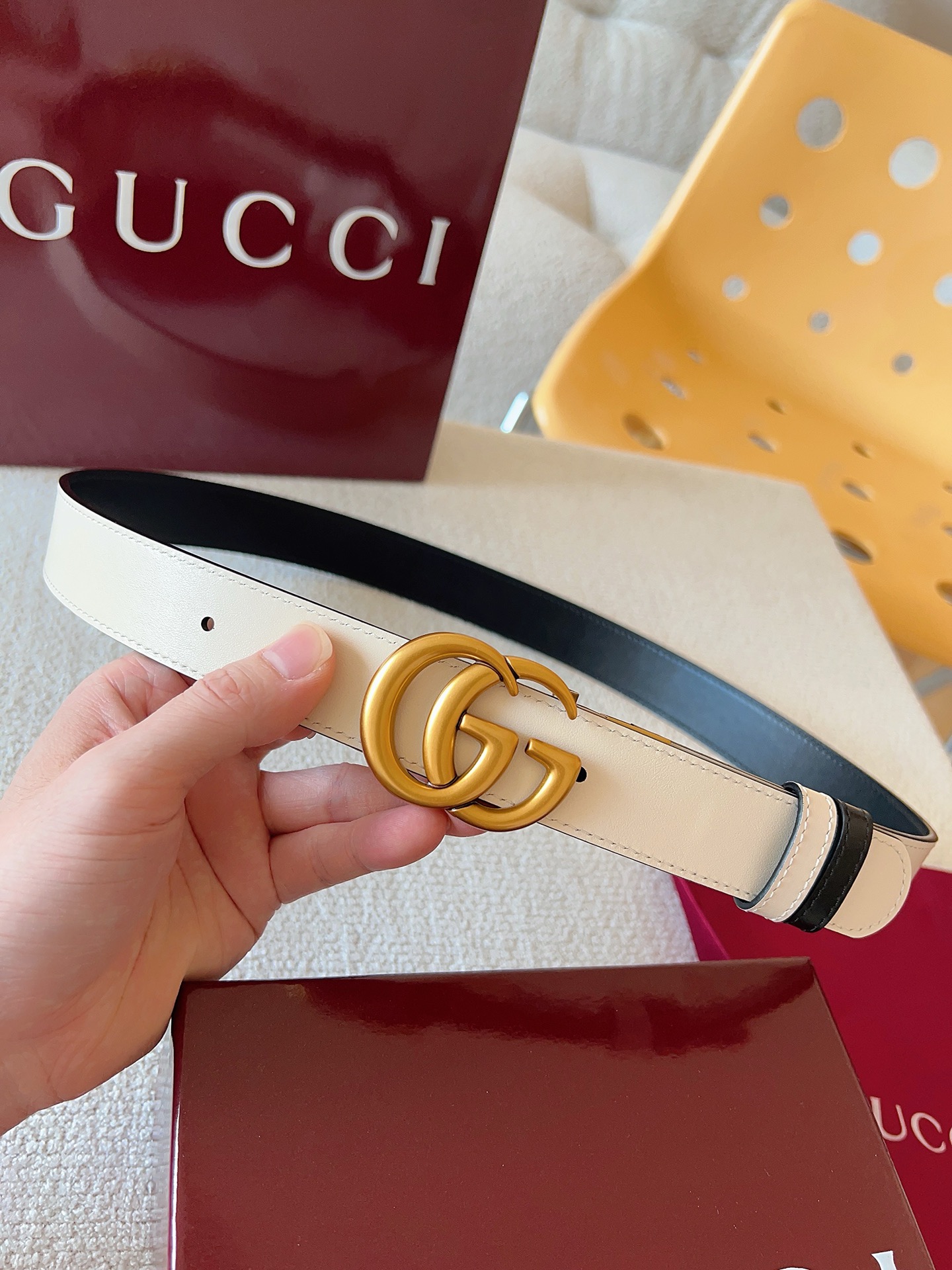 Gucci 这款双面腰带采用双面色效果，配饰继续引领Gucci全新系列的潮流，以独具匠心的丰富细节和实用