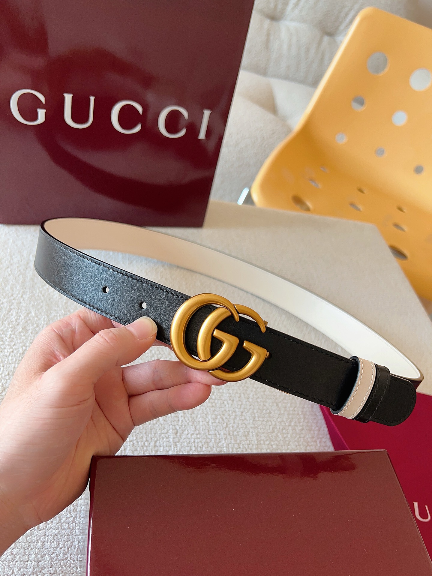 Gucci 这款双面腰带采用双面色效果，配饰继续引领Gucci全新系列的潮流，以独具匠心的丰富细节和实用
