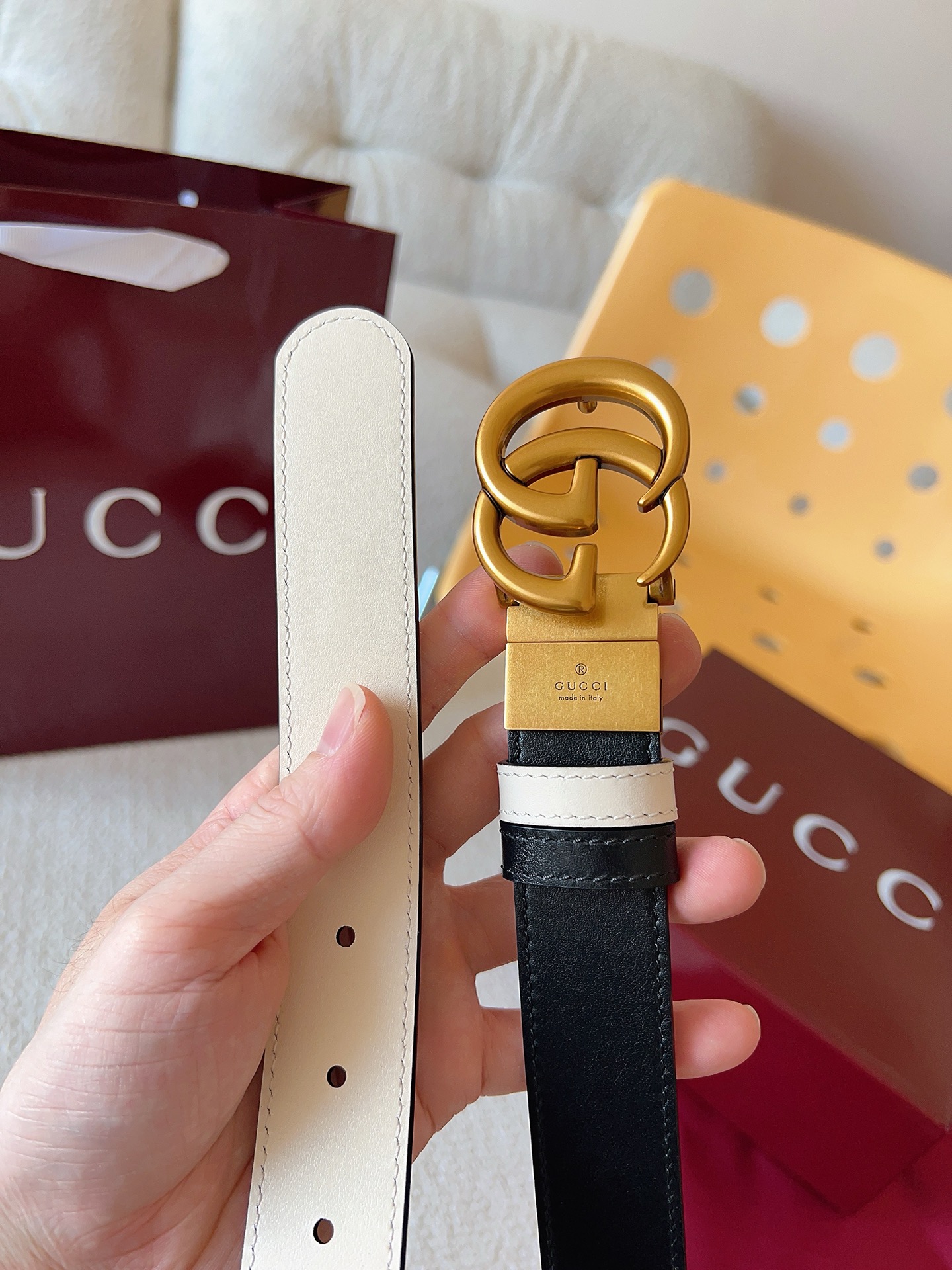 Gucci 这款双面腰带采用双面色效果，配饰继续引领Gucci全新系列的潮流，以独具匠心的丰富细节和实用