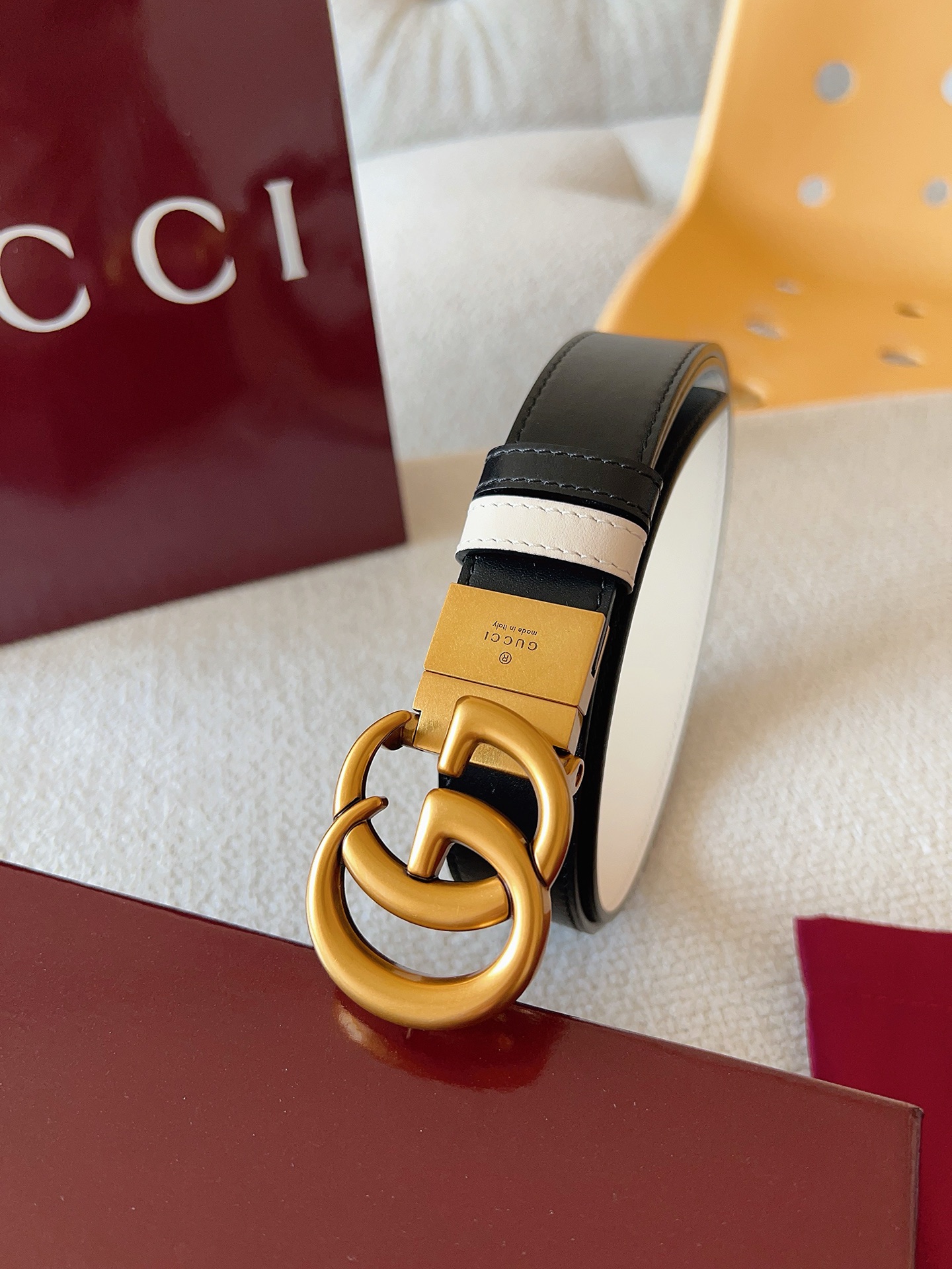 Gucci 这款双面腰带采用双面色效果，配饰继续引领Gucci全新系列的潮流，以独具匠心的丰富细节和实用