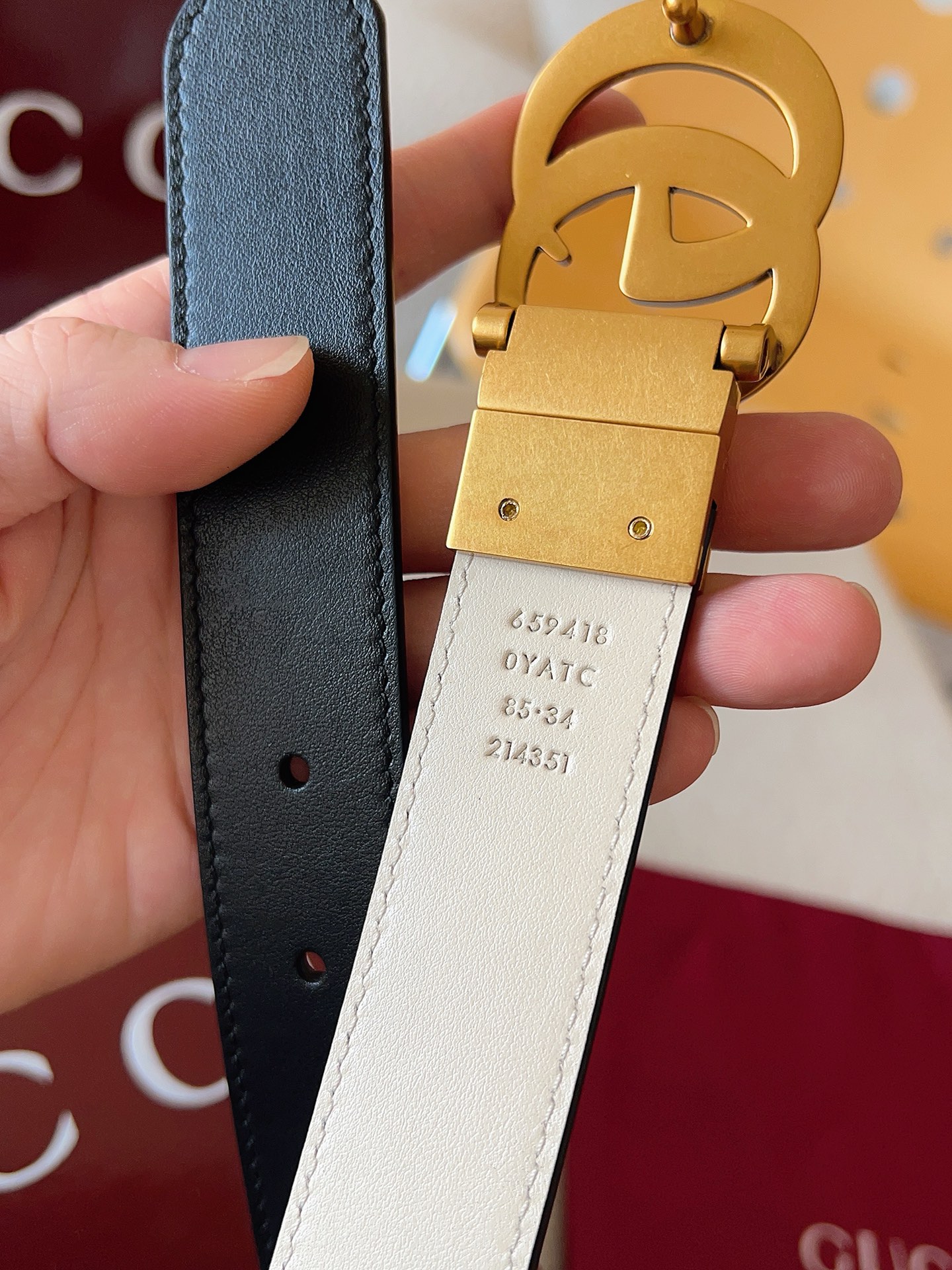 Gucci 这款双面腰带采用双面色效果，配饰继续引领Gucci全新系列的潮流，以独具匠心的丰富细节和实用