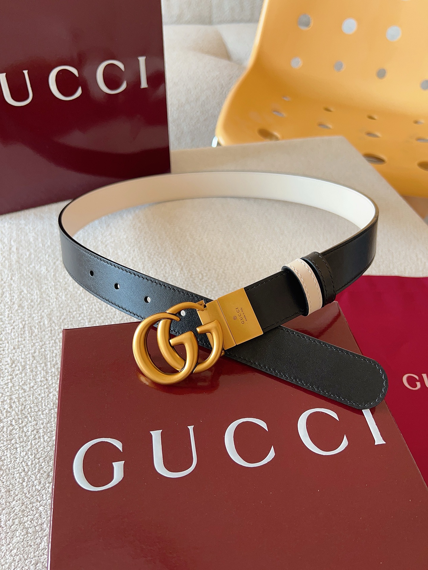 Gucci 这款双面腰带采用双面色效果，配饰继续引领Gucci全新系列的潮流，以独具匠心的丰富细节和实用