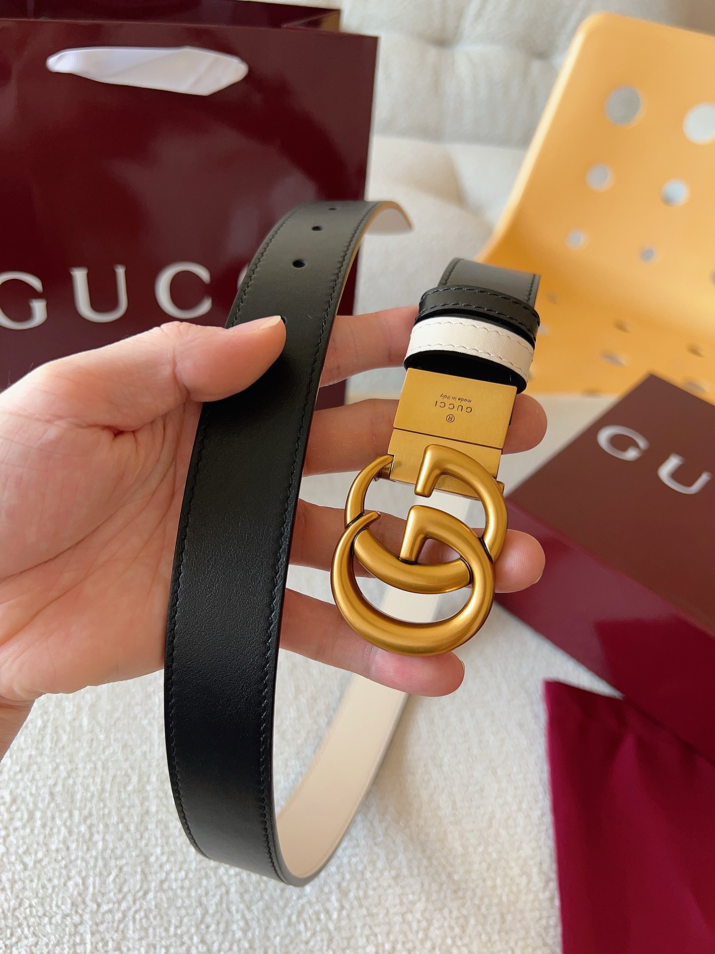 Gucci 这款双面腰带采用双面色效果，配饰继续引领Gucci全新系列的潮流，以独具匠心的丰富细节和实用
