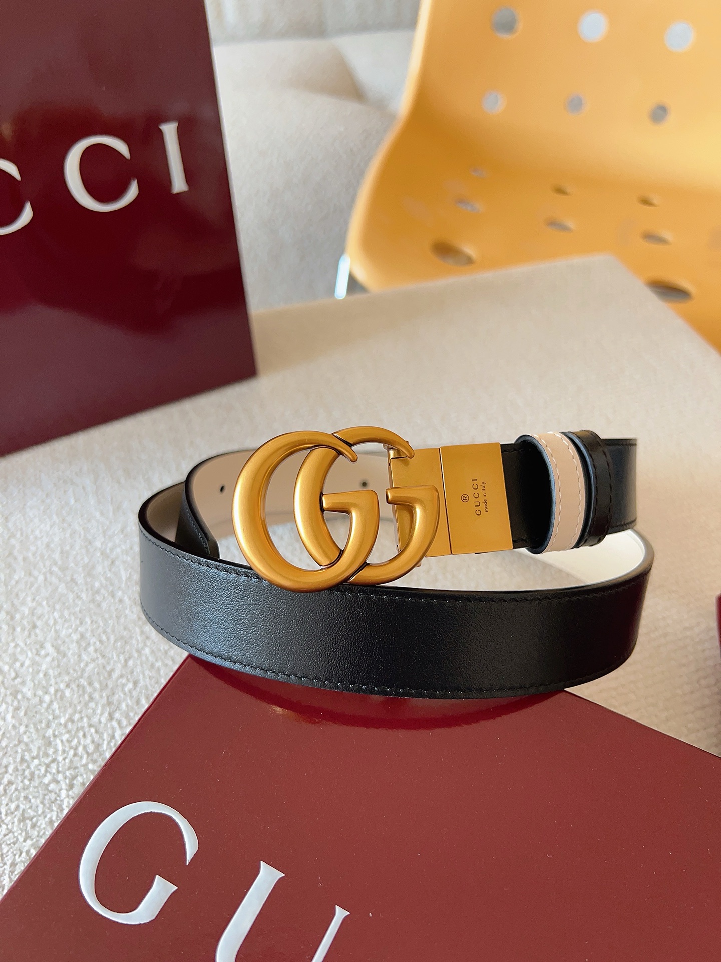 Gucci 这款双面腰带采用双面色效果，配饰继续引领Gucci全新系列的潮流，以独具匠心的丰富细节和实用