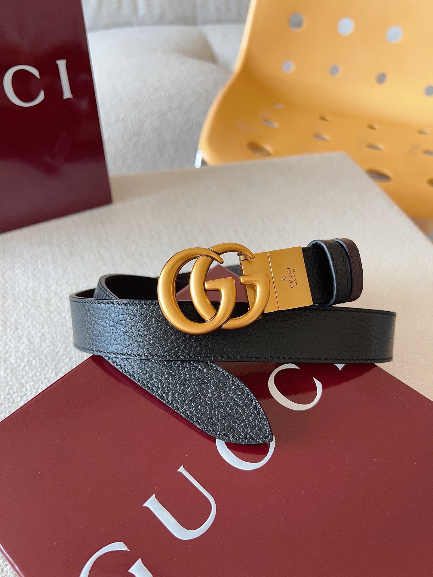 Gucci 这款双面腰带采用双面色效果，配饰继续引领Gucci全新系列的潮流，以独具匠心的丰富细节和实用