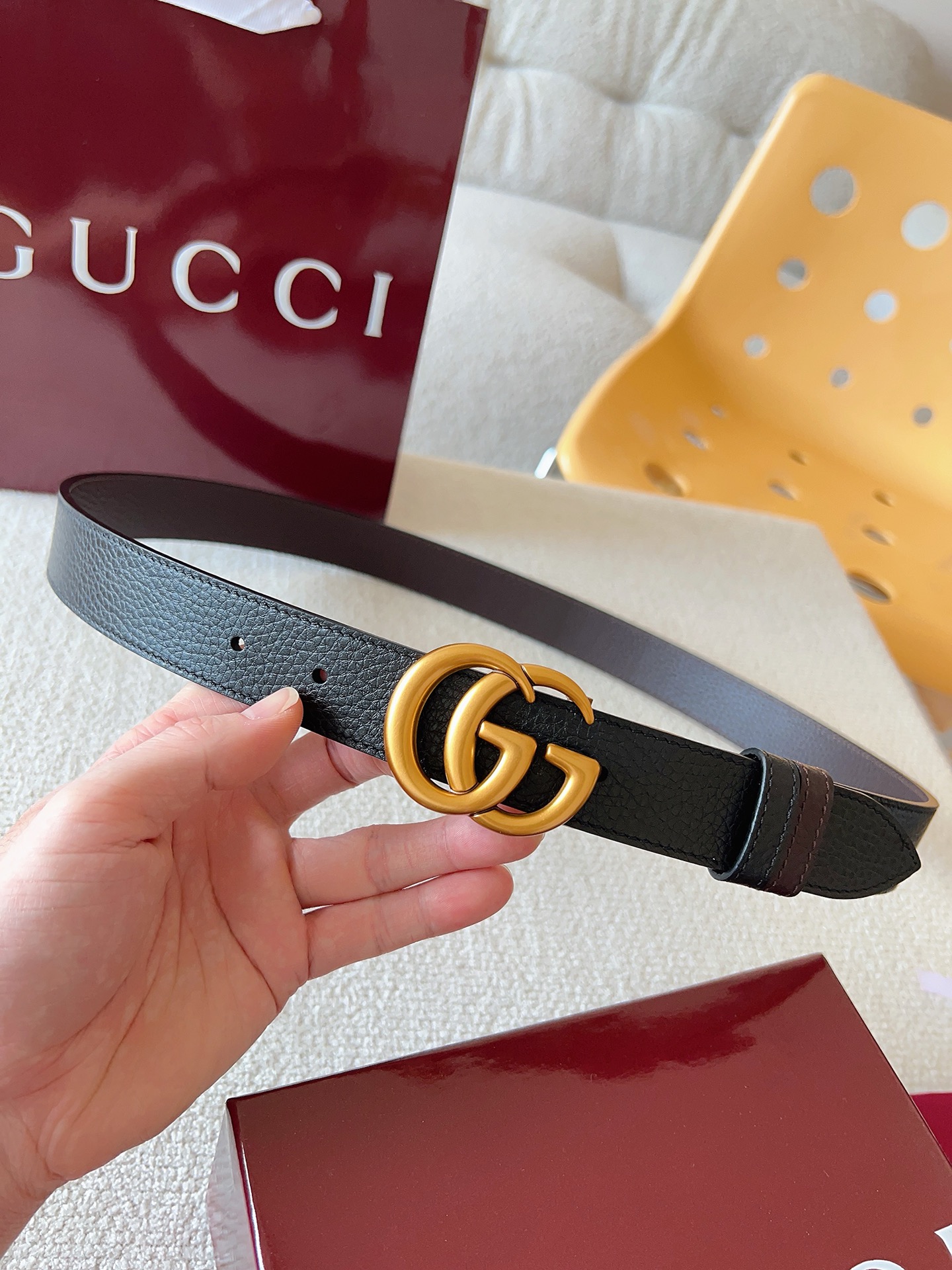 Gucci 这款双面腰带采用双面色效果，配饰继续引领Gucci全新系列的潮流，以独具匠心的丰富细节和实用