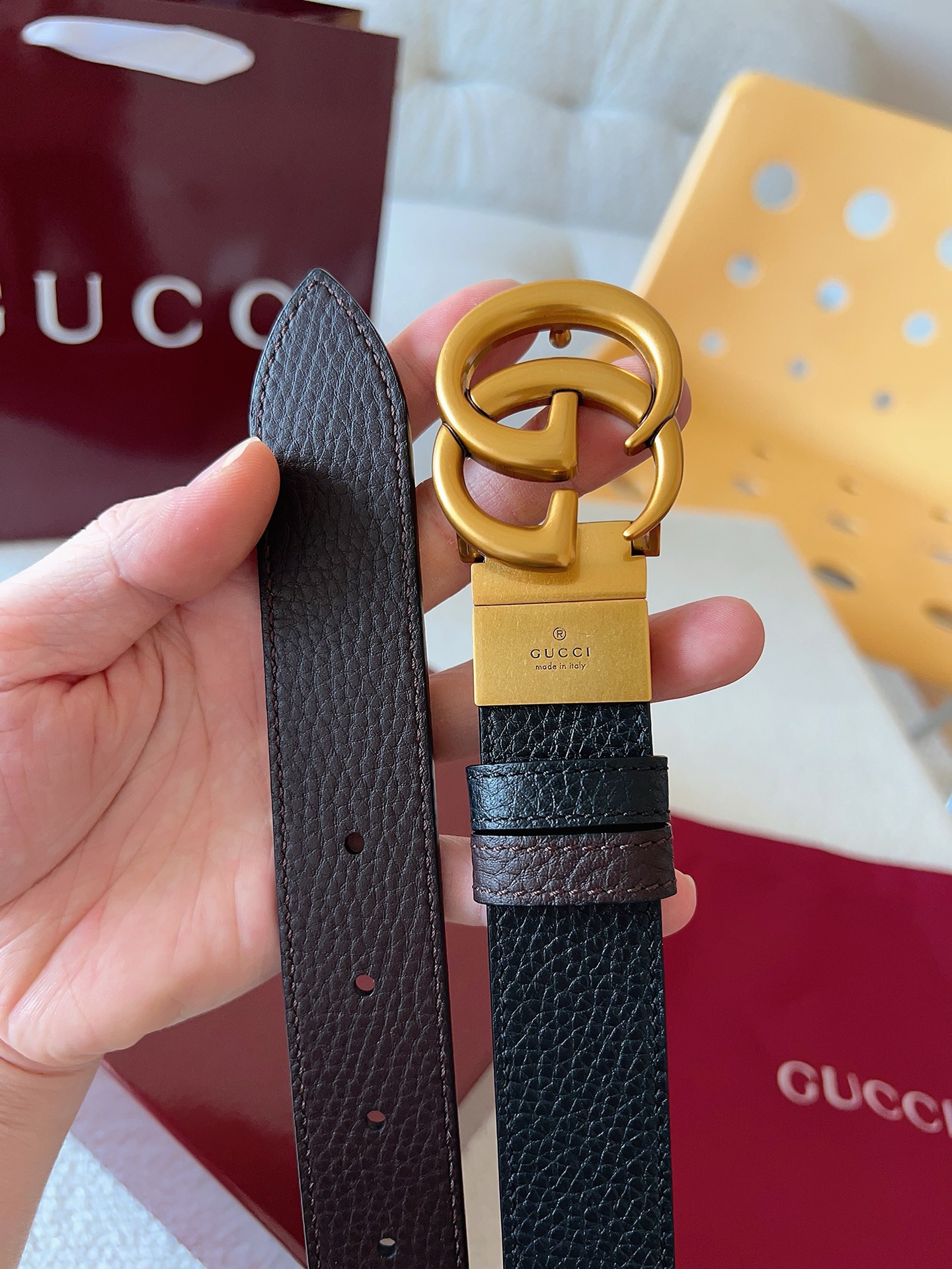 Gucci 这款双面腰带采用双面色效果，配饰继续引领Gucci全新系列的潮流，以独具匠心的丰富细节和实用
