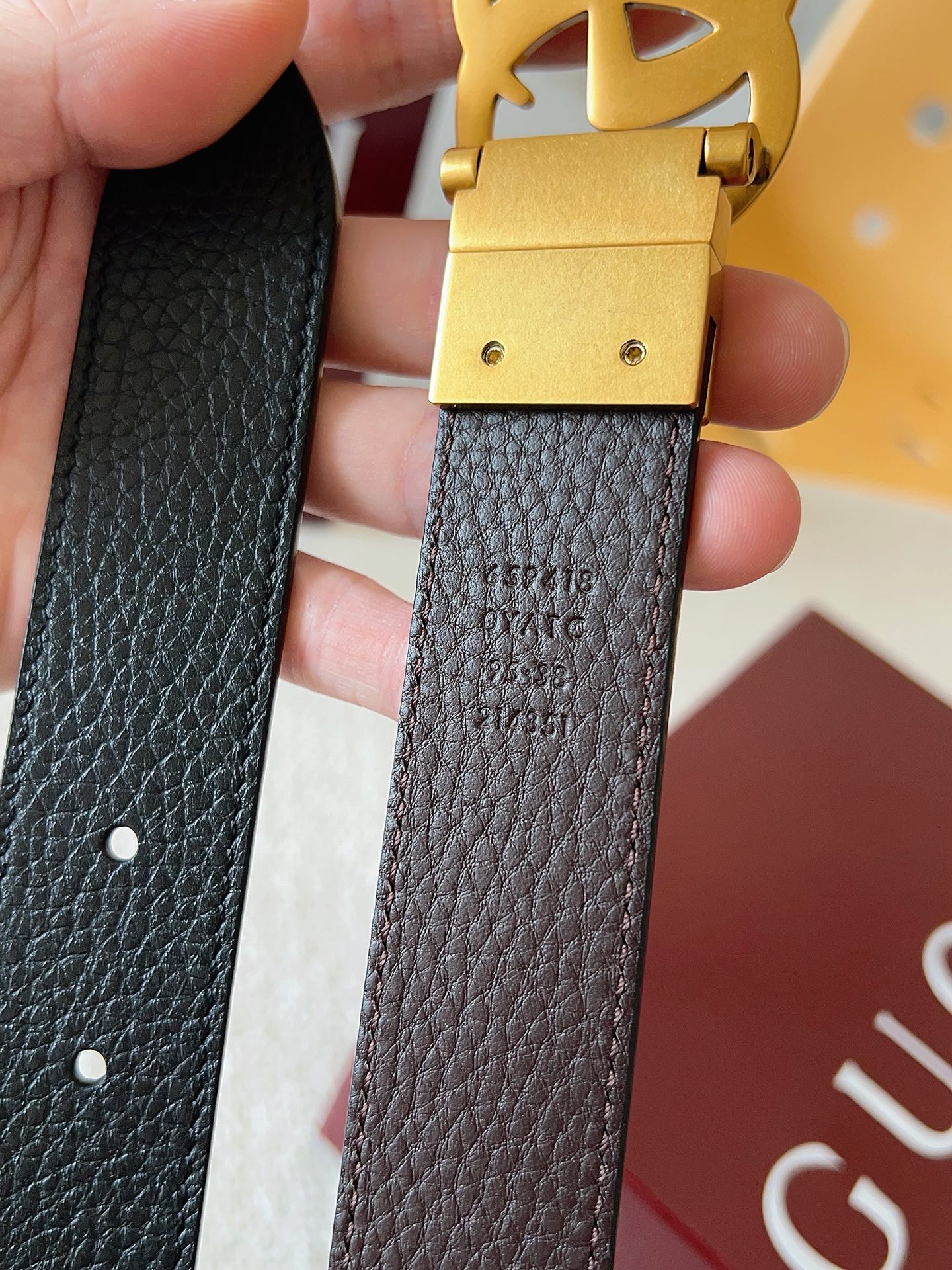 Gucci 这款双面腰带采用双面色效果，配饰继续引领Gucci全新系列的潮流，以独具匠心的丰富细节和实用