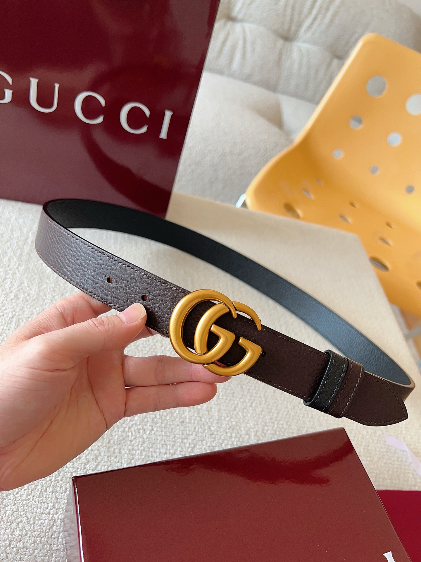 Gucci 这款双面腰带采用双面色效果，配饰继续引领Gucci全新系列的潮流，以独具匠心的丰富细节和实用
