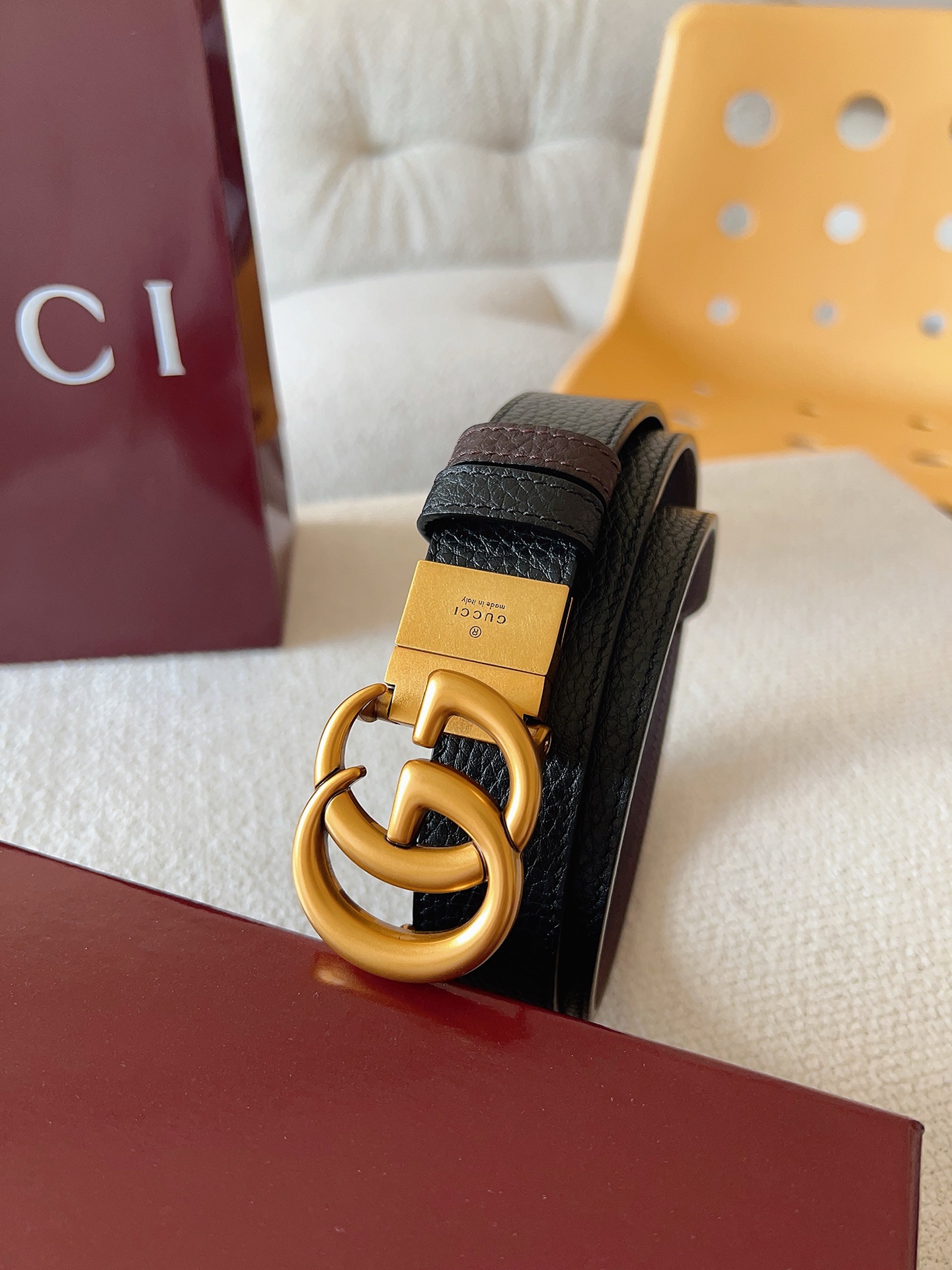 Gucci 这款双面腰带采用双面色效果，配饰继续引领Gucci全新系列的潮流，以独具匠心的丰富细节和实用