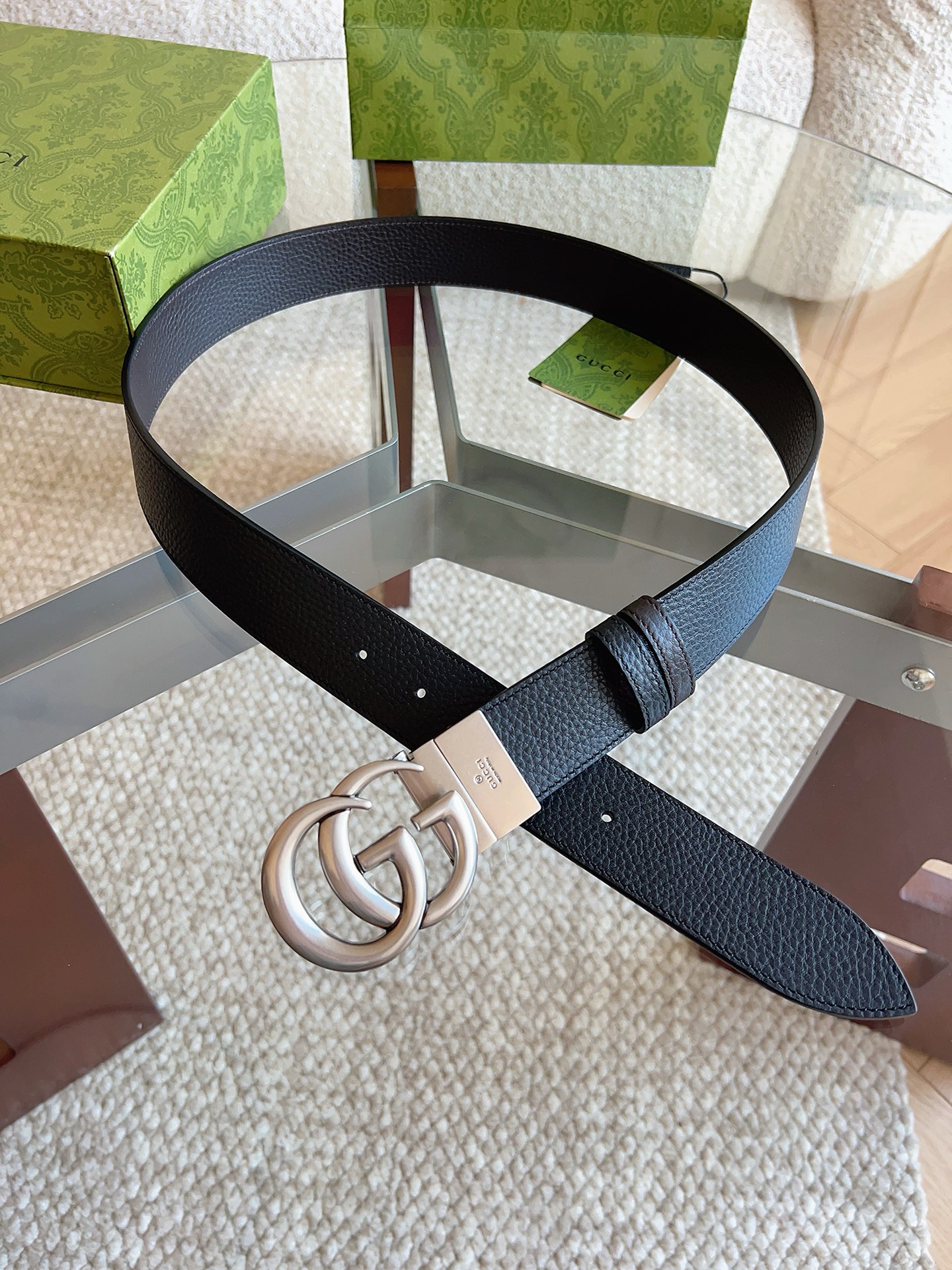 GUCCI 这款双面皮革腰带采用荔枝纹皮革材质，饰以经典双G搭扣，该配件灵感源自品牌辉煌的70年代典藏设