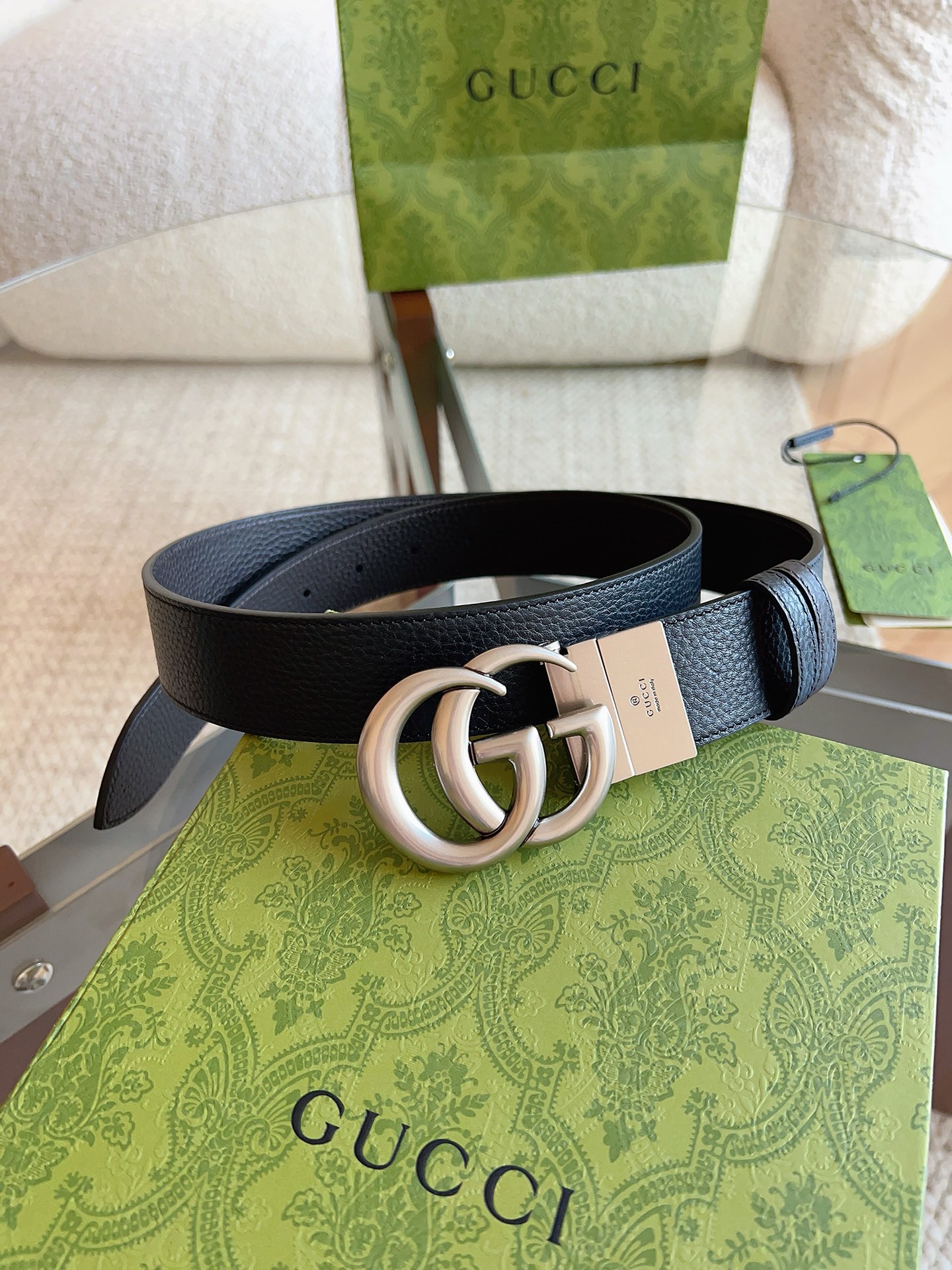 GUCCI 这款双面皮革腰带采用荔枝纹皮革材质，饰以经典双G搭扣，该配件灵感源自品牌辉煌的70年代典藏设