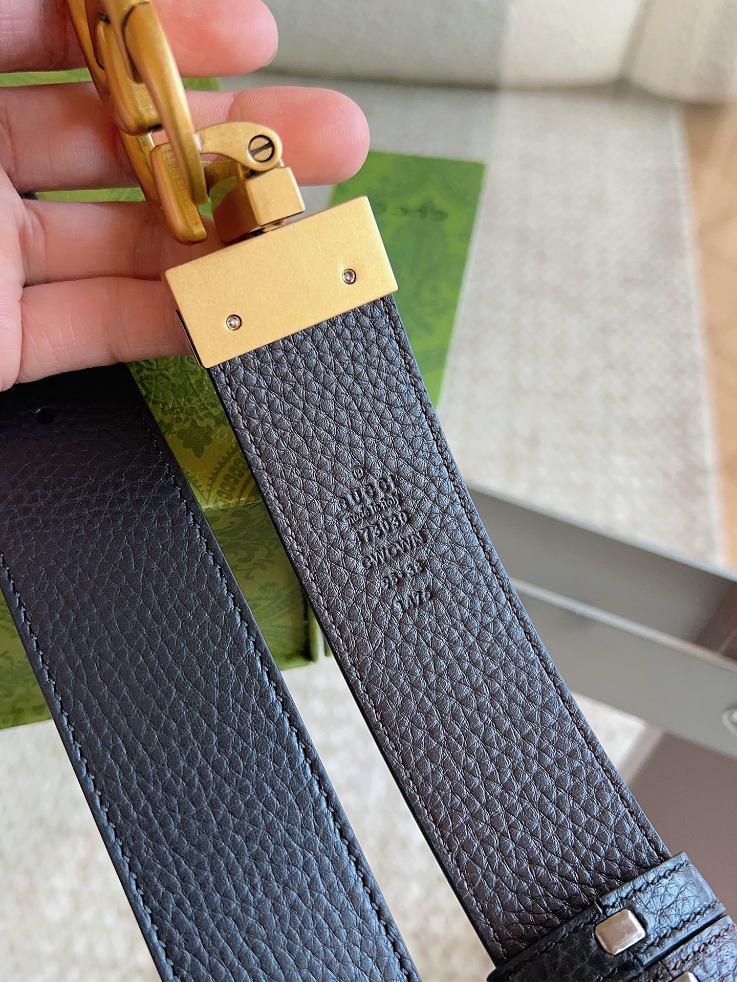 GUCCI 这款双面皮革腰带采用荔枝纹皮革材质，饰以经典双G搭扣，该配件灵感源自品牌辉煌的70年代典藏设