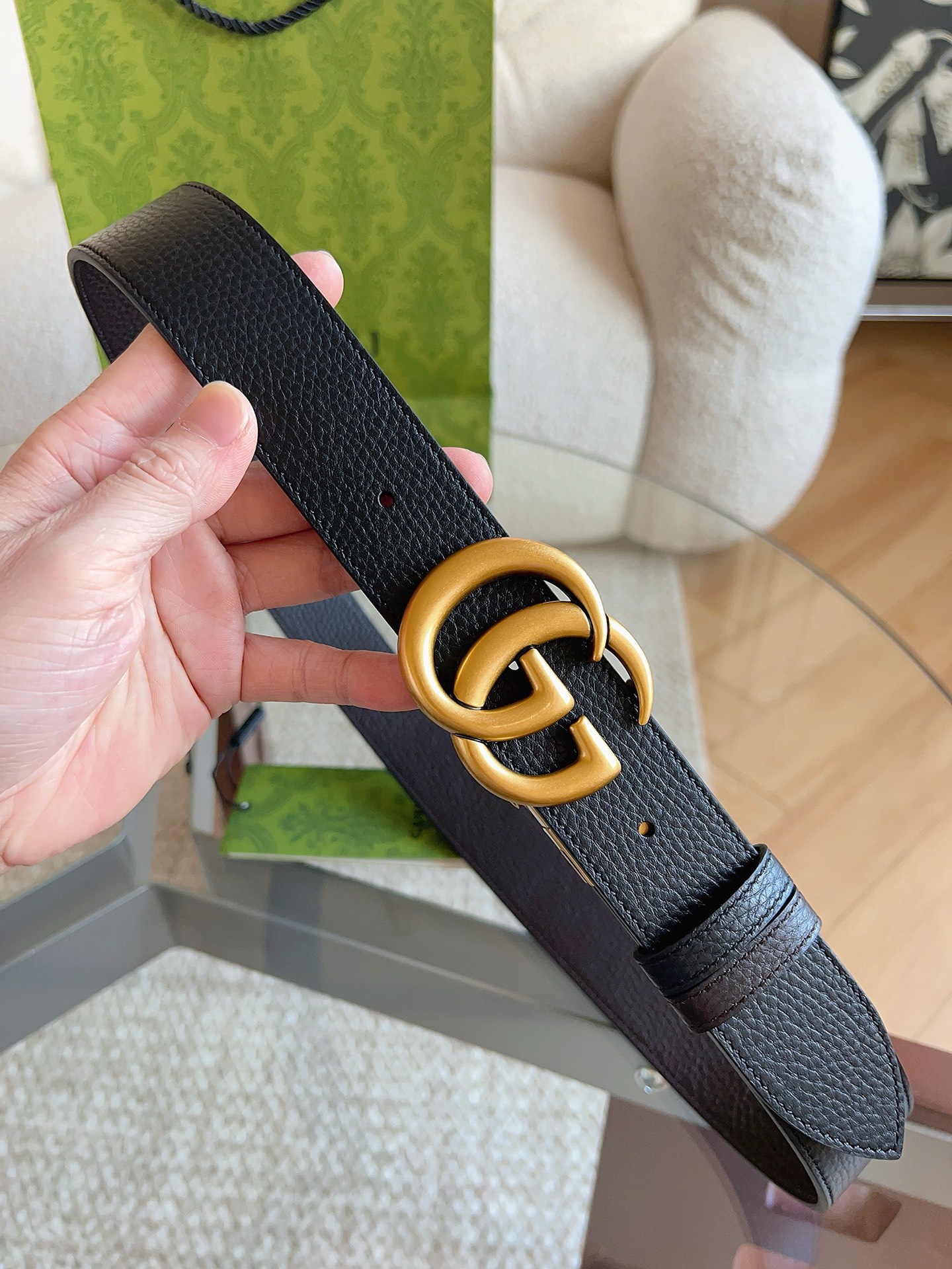 GUCCI 这款双面皮革腰带采用荔枝纹皮革材质，饰以经典双G搭扣，该配件灵感源自品牌辉煌的70年代典藏设