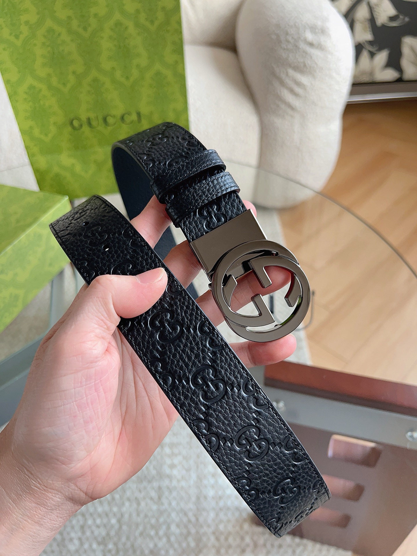 GUCCI 新款 荔枝纹经典压花腰带。配饰继续引领Gucci全新系列的潮流，以独具匠心的丰富细节和实用功