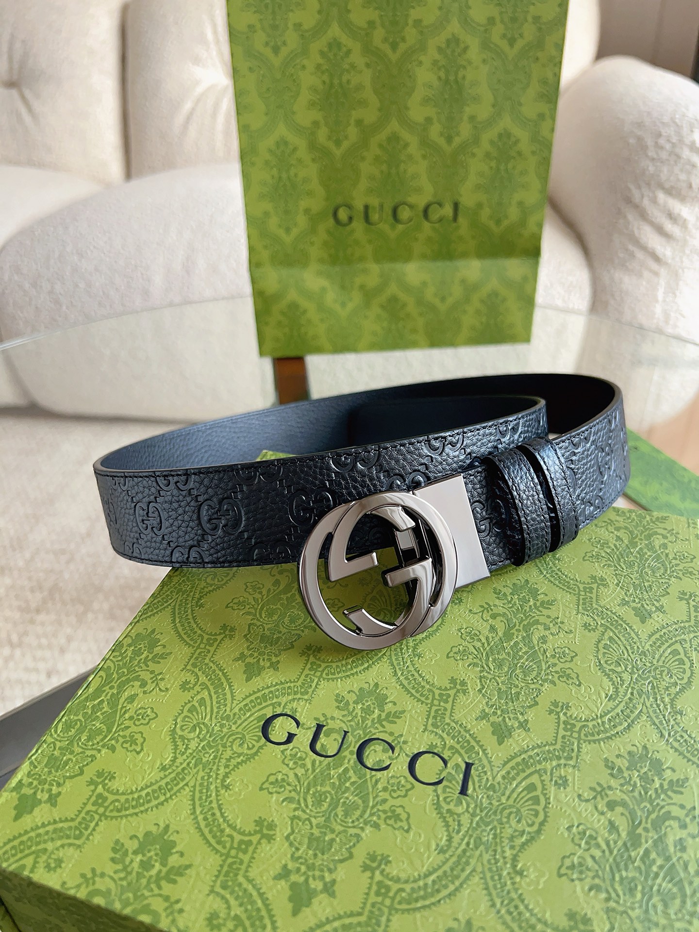 GUCCI 新款 荔枝纹经典压花腰带。配饰继续引领Gucci全新系列的潮流，以独具匠心的丰富细节和实用功