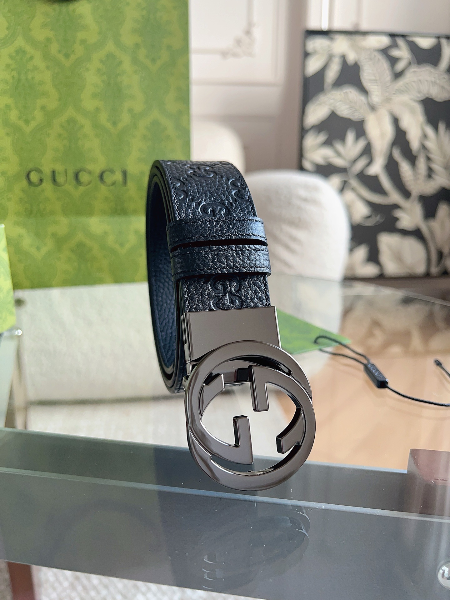 GUCCI 新款 荔枝纹经典压花腰带。配饰继续引领Gucci全新系列的潮流，以独具匠心的丰富细节和实用功