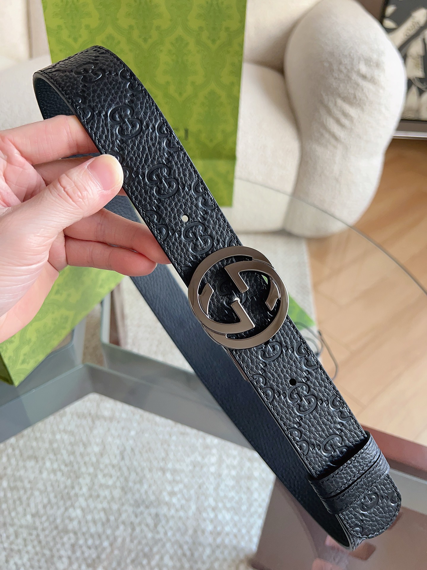 GUCCI 新款 荔枝纹经典压花腰带。配饰继续引领Gucci全新系列的潮流，以独具匠心的丰富细节和实用功