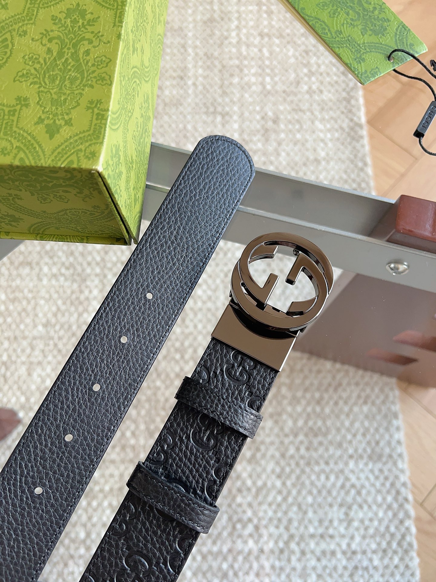 GUCCI 新款 荔枝纹经典压花腰带。配饰继续引领Gucci全新系列的潮流，以独具匠心的丰富细节和实用功